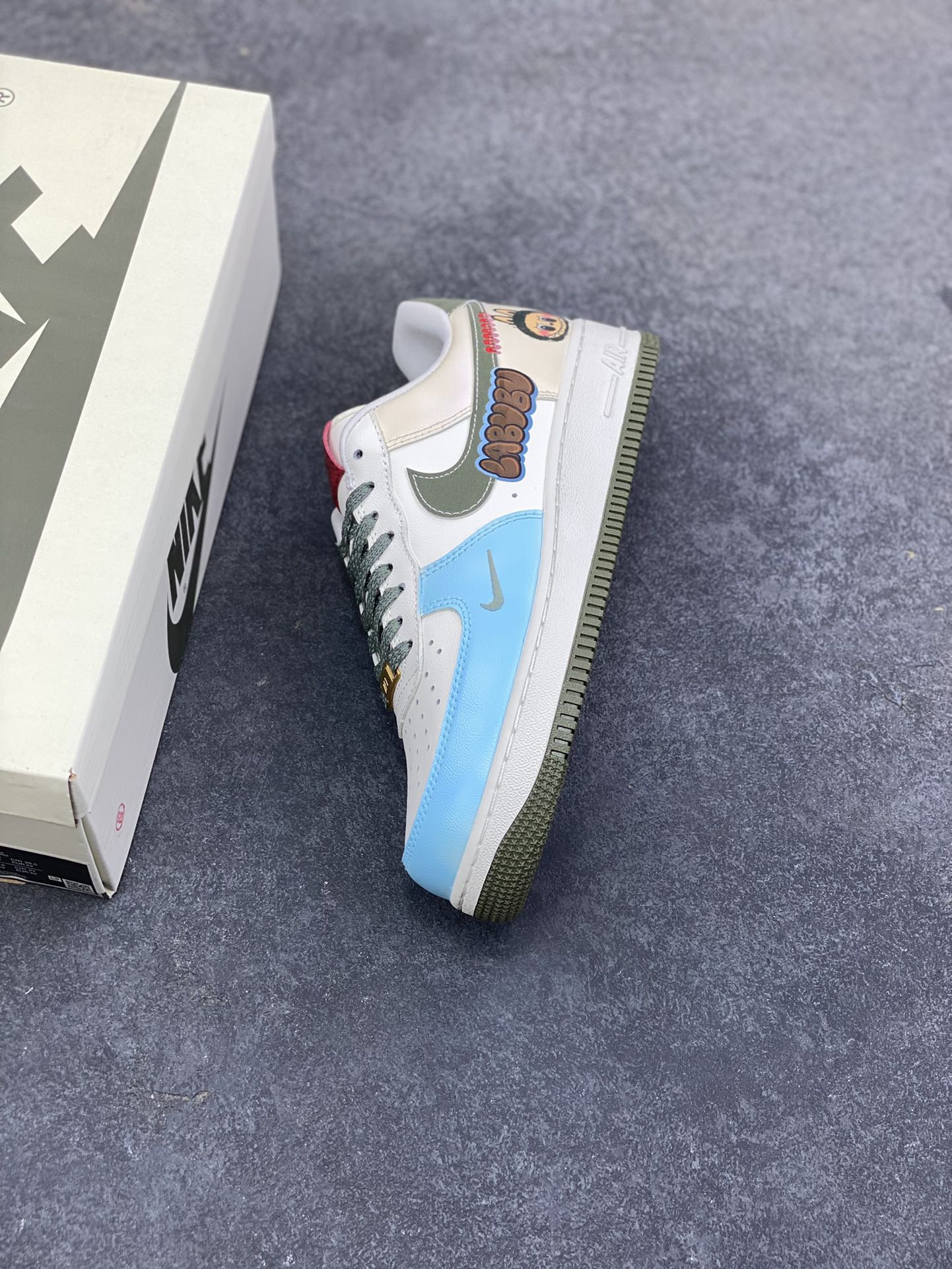 图片[7]-【定制球鞋】纯手工绘画Nike Air Force 1 空军一号 手绘 涂鸦 拉布布 潮流 耐磨 低帮 板鞋 男女同款 白黑色折边针车 工艺难度大 原楦头原纸板 原装鞋盒 定制五金配件 内置全掌气垫 原厂鞋底 货号：FV5979-130 尺码：36 36.5 37.5 38 38.5 39 40 40.5 41 42 42.5 43 44 44.5 45-选品中心