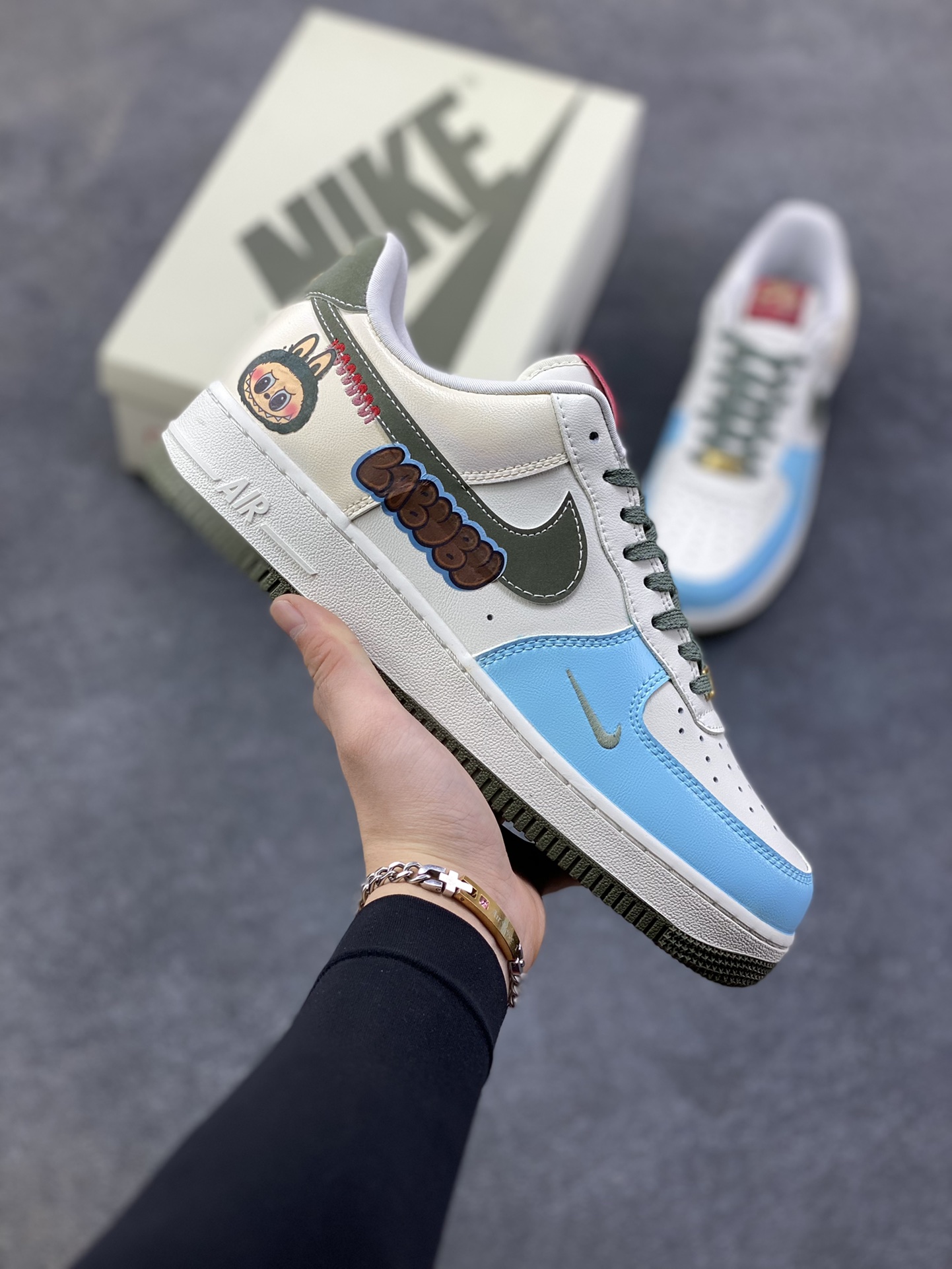 【定制球鞋】纯手工绘画Nike Air Force 1 空军一号 手绘 涂鸦 拉布布 潮流 耐磨 低帮 板鞋 男女同款 白黑色折边针车 工艺难度大 原楦头原纸板 原装鞋盒 定制五金配件 内置全掌气垫 原厂鞋底 货号：FV5979-130 尺码：36 36.5 37.5 38 38.5 39 40 40.5 41 42 42.5 43 44 44.5 45-选品中心