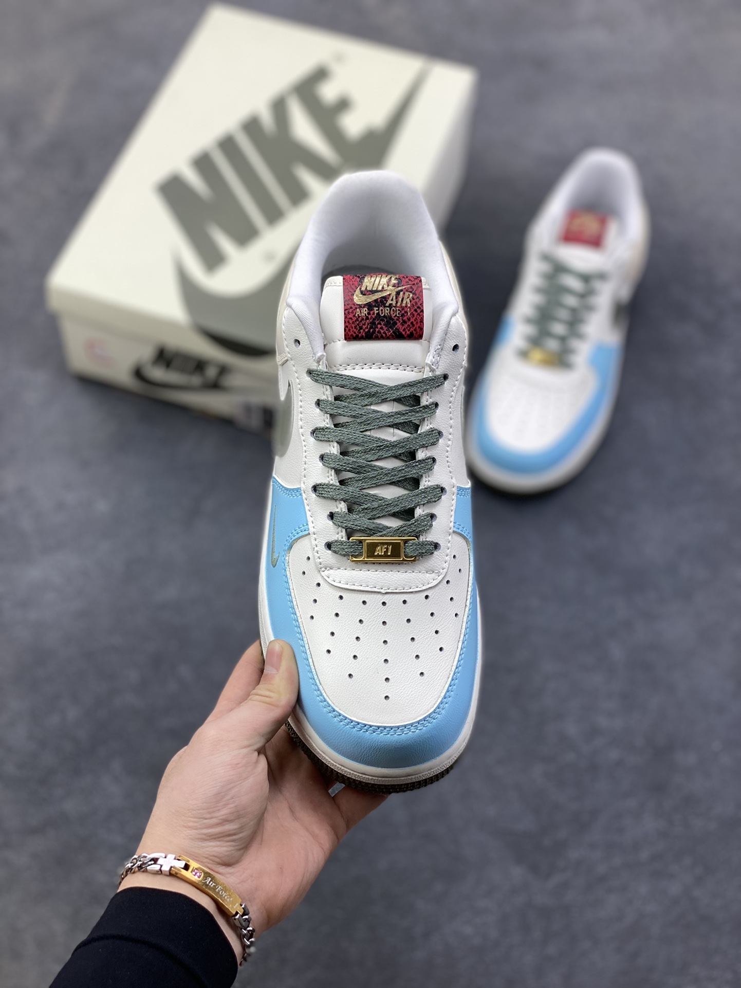 图片[2]-【定制球鞋】纯手工绘画Nike Air Force 1 空军一号 手绘 涂鸦 拉布布 潮流 耐磨 低帮 板鞋 男女同款 白黑色折边针车 工艺难度大 原楦头原纸板 原装鞋盒 定制五金配件 内置全掌气垫 原厂鞋底 货号：FV5979-130 尺码：36 36.5 37.5 38 38.5 39 40 40.5 41 42 42.5 43 44 44.5 45-选品中心