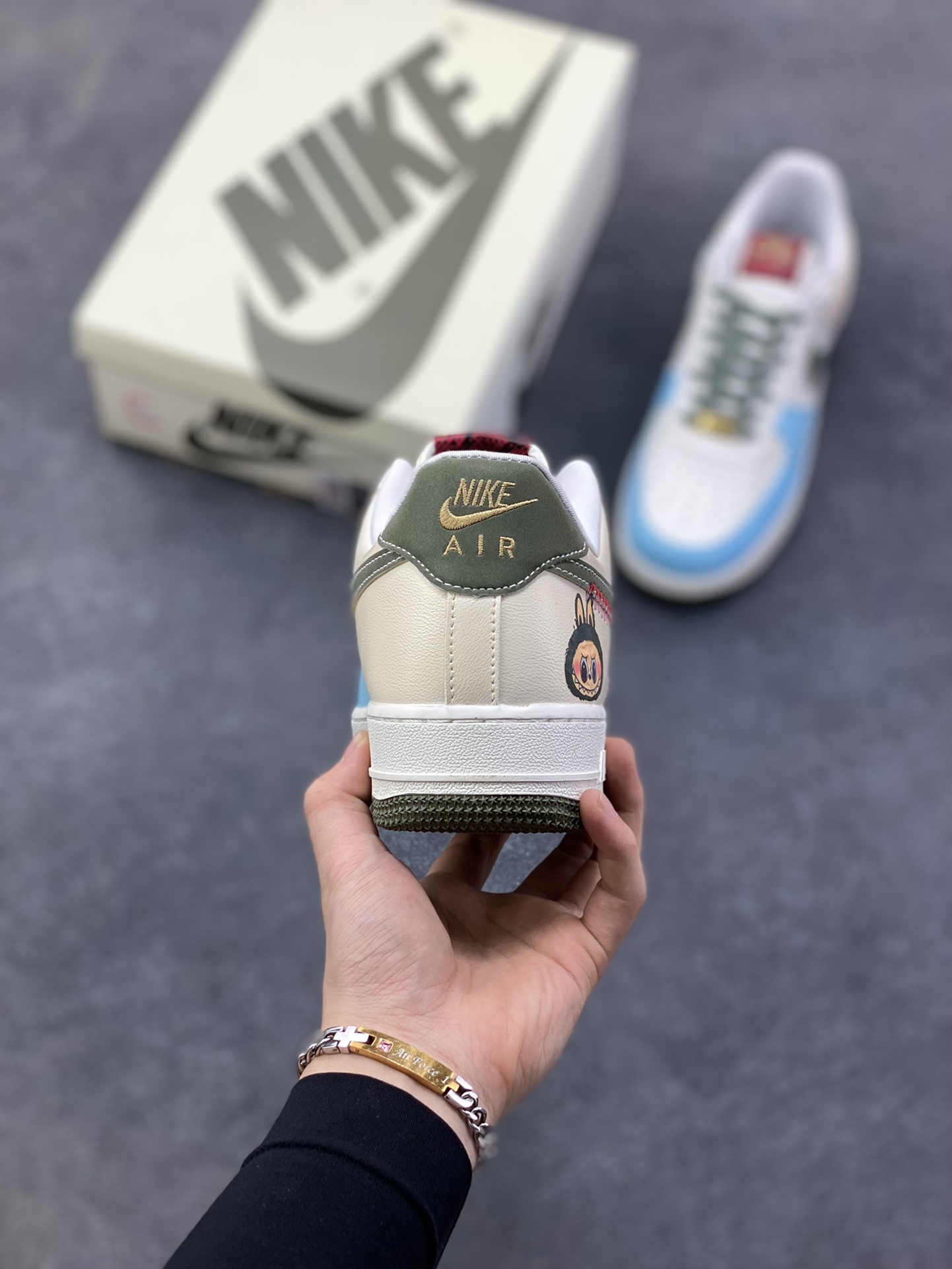 图片[4]-【定制球鞋】纯手工绘画Nike Air Force 1 空军一号 手绘 涂鸦 拉布布 潮流 耐磨 低帮 板鞋 男女同款 白黑色折边针车 工艺难度大 原楦头原纸板 原装鞋盒 定制五金配件 内置全掌气垫 原厂鞋底 货号：FV5979-130 尺码：36 36.5 37.5 38 38.5 39 40 40.5 41 42 42.5 43 44 44.5 45-选品中心