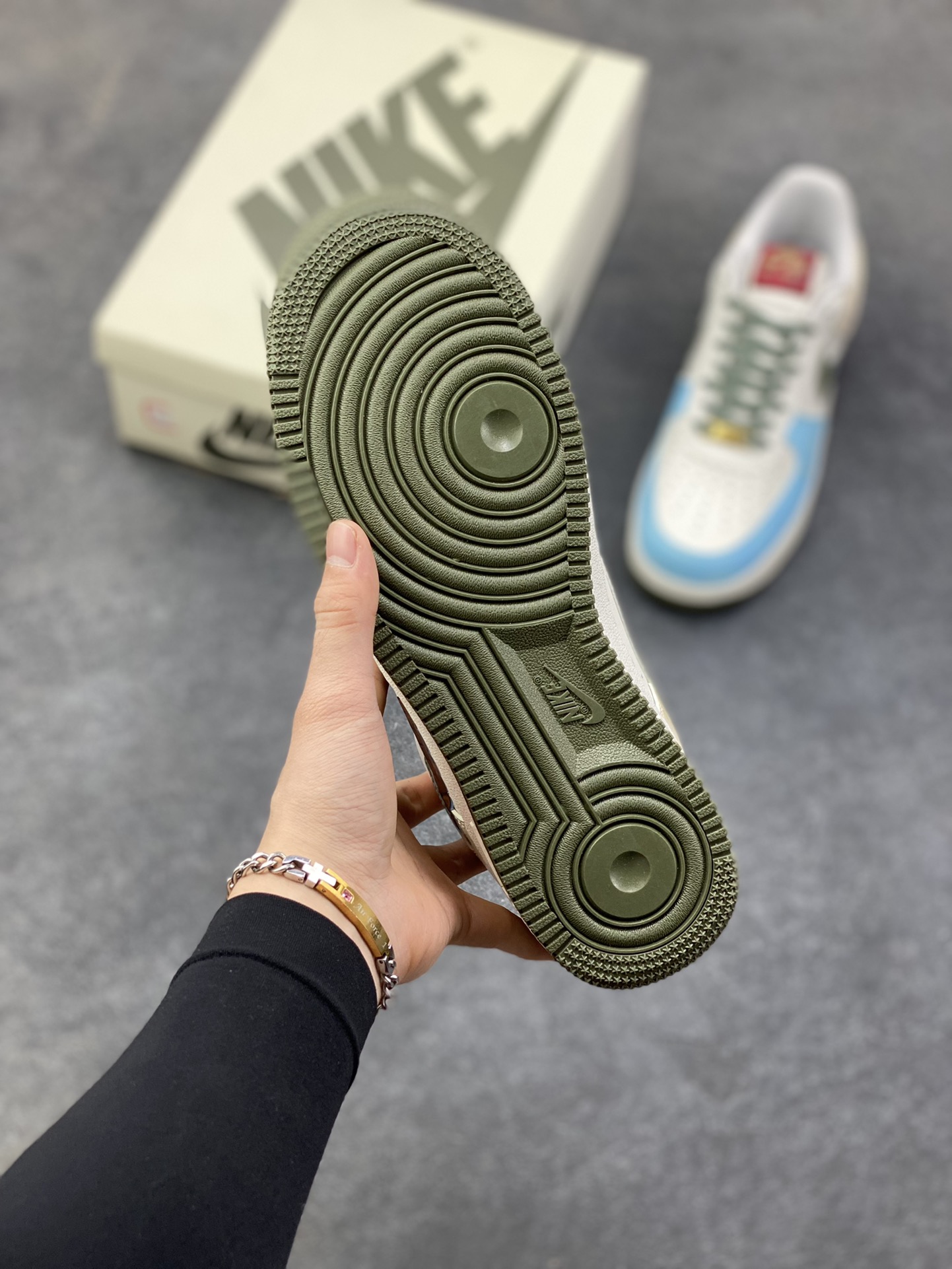 图片[5]-【定制球鞋】纯手工绘画Nike Air Force 1 空军一号 手绘 涂鸦 拉布布 潮流 耐磨 低帮 板鞋 男女同款 白黑色折边针车 工艺难度大 原楦头原纸板 原装鞋盒 定制五金配件 内置全掌气垫 原厂鞋底 货号：FV5979-130 尺码：36 36.5 37.5 38 38.5 39 40 40.5 41 42 42.5 43 44 44.5 45-选品中心