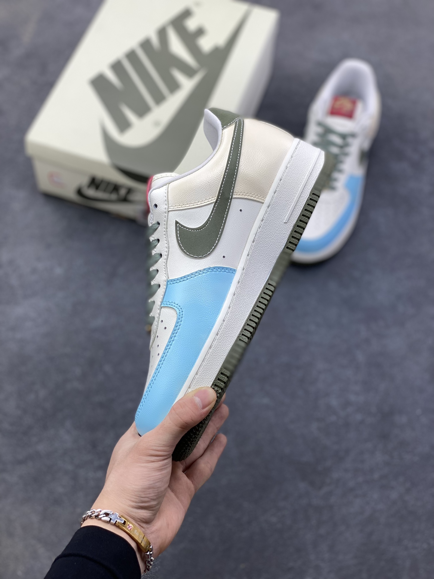 图片[3]-【定制球鞋】纯手工绘画Nike Air Force 1 空军一号 手绘 涂鸦 拉布布 潮流 耐磨 低帮 板鞋 男女同款 白黑色折边针车 工艺难度大 原楦头原纸板 原装鞋盒 定制五金配件 内置全掌气垫 原厂鞋底 货号：FV5979-130 尺码：36 36.5 37.5 38 38.5 39 40 40.5 41 42 42.5 43 44 44.5 45-选品中心