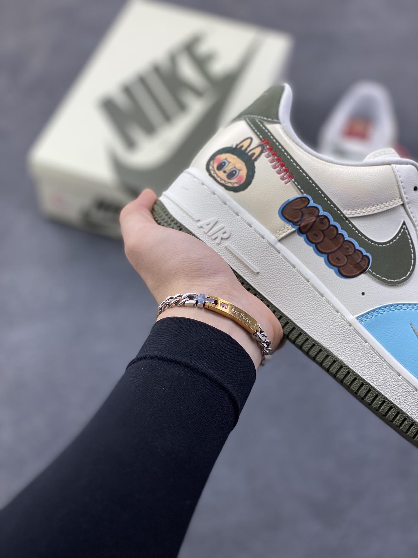 图片[6]-【定制球鞋】纯手工绘画Nike Air Force 1 空军一号 手绘 涂鸦 拉布布 潮流 耐磨 低帮 板鞋 男女同款 白黑色折边针车 工艺难度大 原楦头原纸板 原装鞋盒 定制五金配件 内置全掌气垫 原厂鞋底 货号：FV5979-130 尺码：36 36.5 37.5 38 38.5 39 40 40.5 41 42 42.5 43 44 44.5 45-选品中心