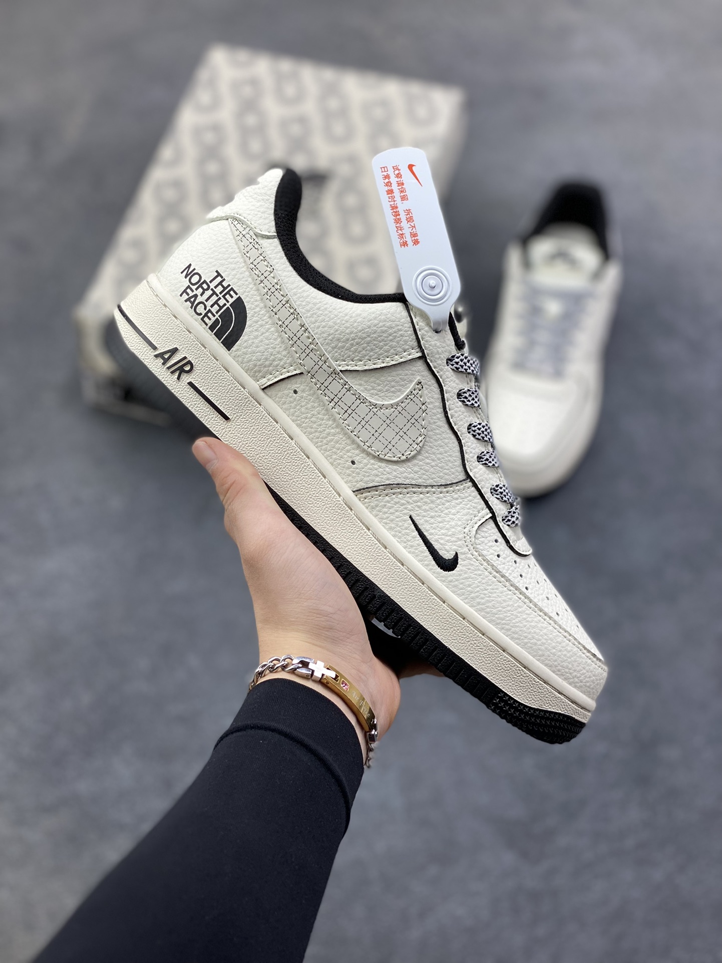 NIke Air Force 1 \'07 Low “北面联名——米黑网格”空军一号 低帮 运动鞋 休闲鞋 折边针车 工艺难度大 原楦头原纸板 原装鞋盒 定制五金配件 内置全掌气垫 原厂鞋底 货号：JP8028-007 尺码：36 36.5 37.5 38 38.5 39 40 40.5 41 42 42.5 43 44 44.5 45-选品中心