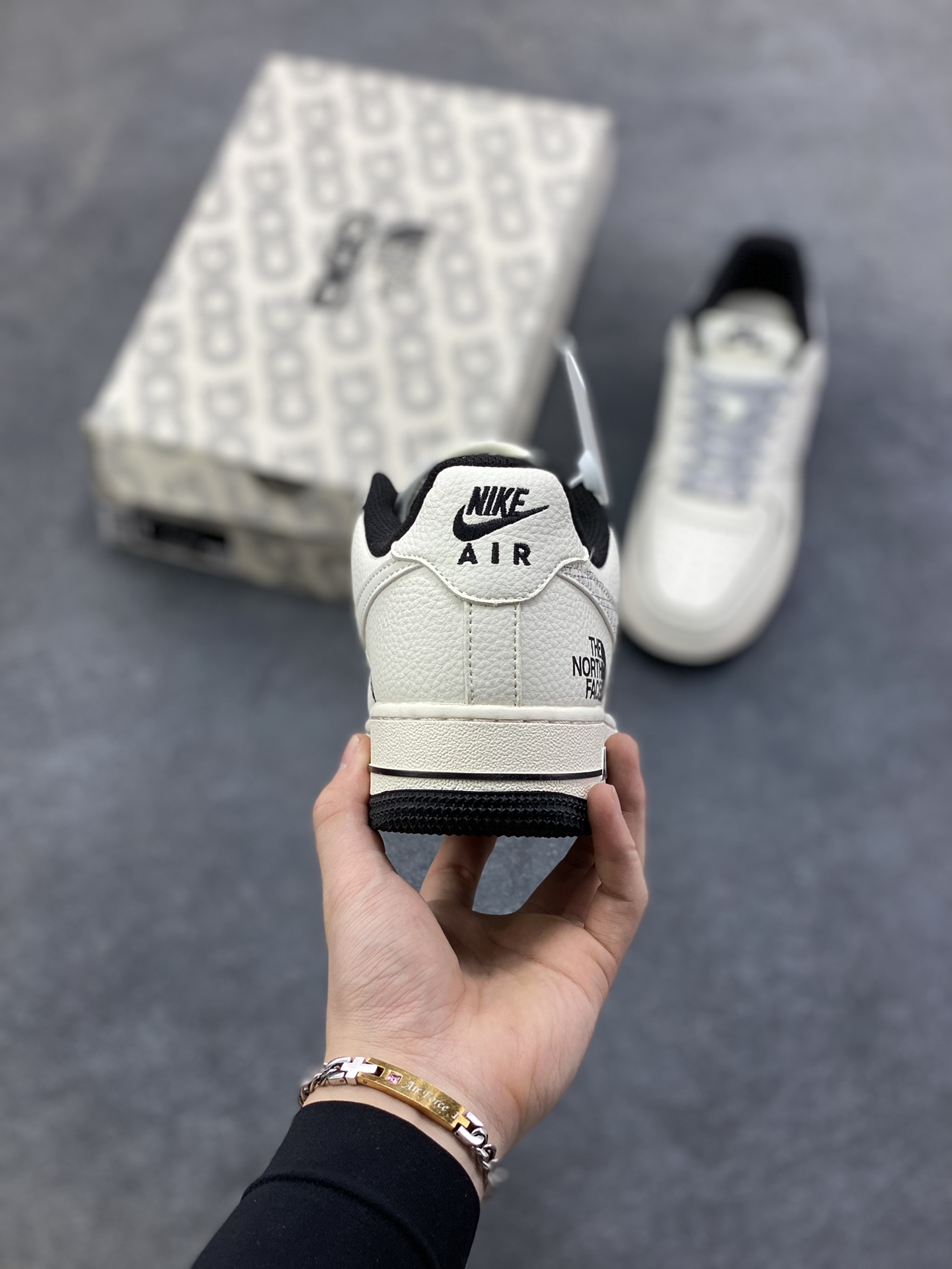 图片[4]-NIke Air Force 1 \’07 Low “北面联名——米黑网格”空军一号 低帮 运动鞋 休闲鞋 折边针车 工艺难度大 原楦头原纸板 原装鞋盒 定制五金配件 内置全掌气垫 原厂鞋底 货号：JP8028-007 尺码：36 36.5 37.5 38 38.5 39 40 40.5 41 42 42.5 43 44 44.5 45-选品中心