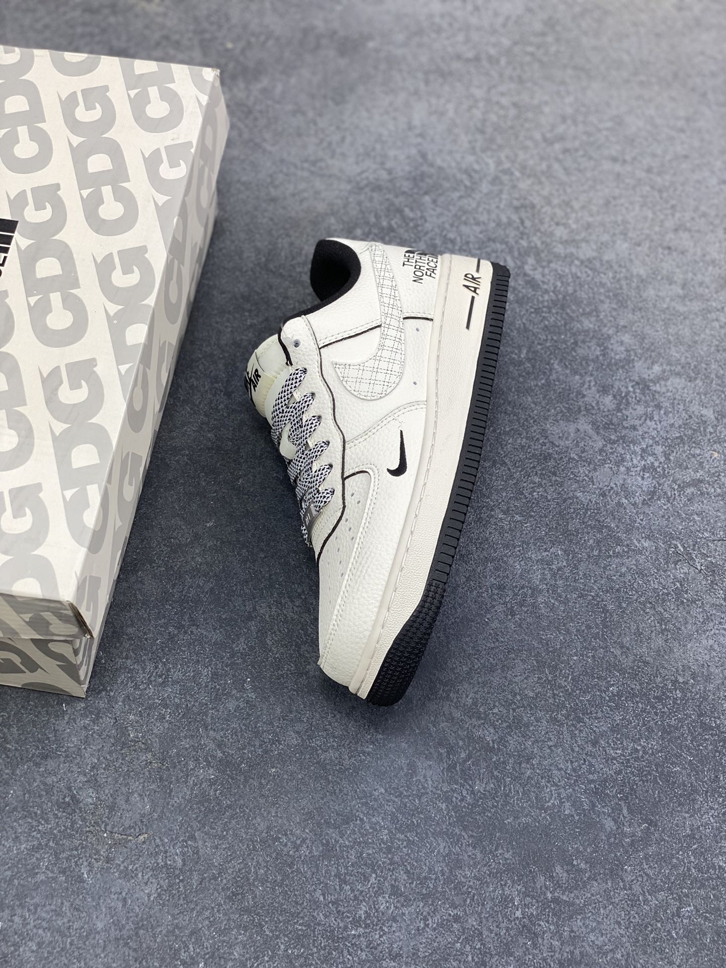 图片[7]-NIke Air Force 1 \’07 Low “北面联名——米黑网格”空军一号 低帮 运动鞋 休闲鞋 折边针车 工艺难度大 原楦头原纸板 原装鞋盒 定制五金配件 内置全掌气垫 原厂鞋底 货号：JP8028-007 尺码：36 36.5 37.5 38 38.5 39 40 40.5 41 42 42.5 43 44 44.5 45-选品中心