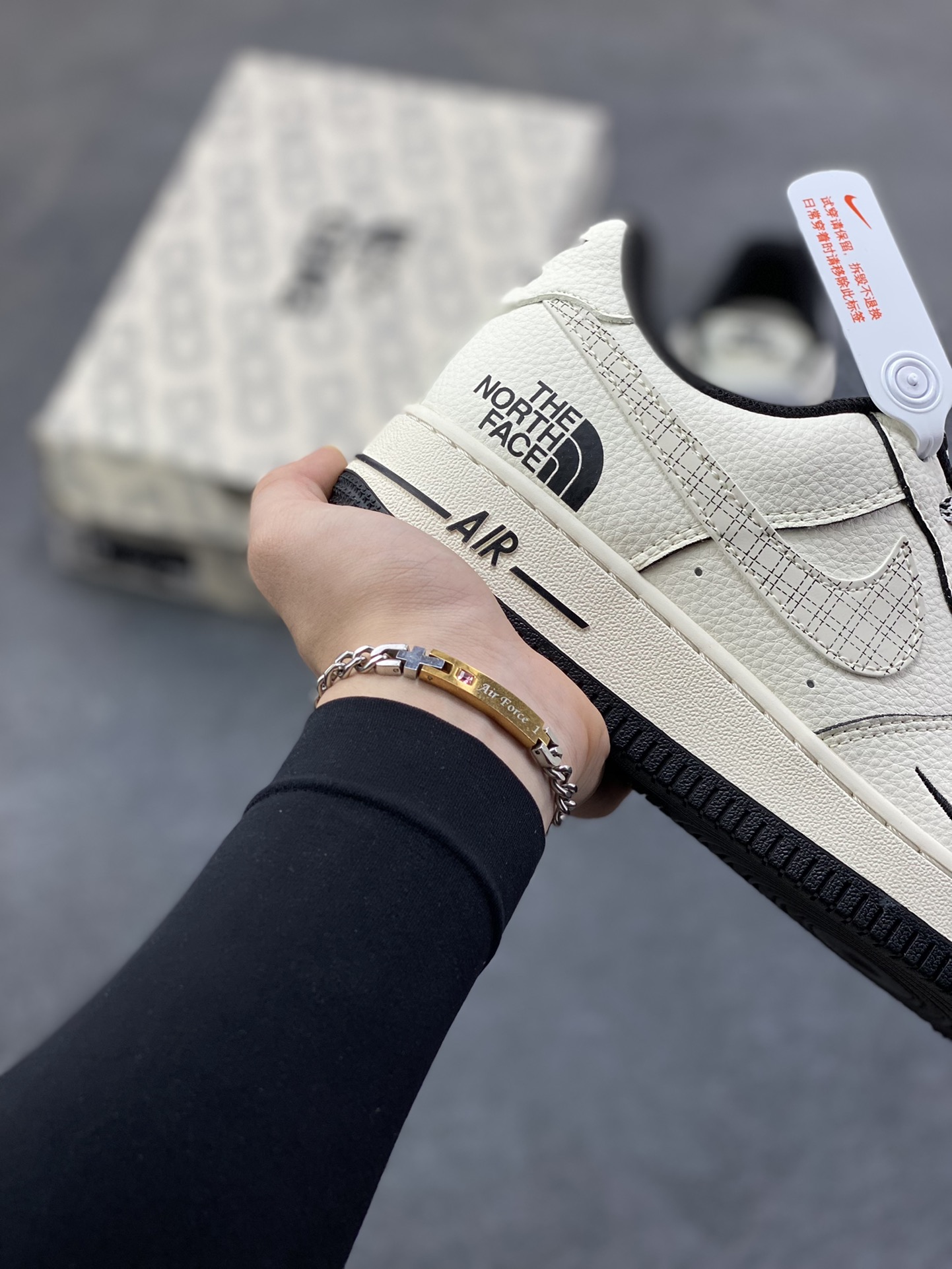 图片[6]-NIke Air Force 1 \’07 Low “北面联名——米黑网格”空军一号 低帮 运动鞋 休闲鞋 折边针车 工艺难度大 原楦头原纸板 原装鞋盒 定制五金配件 内置全掌气垫 原厂鞋底 货号：JP8028-007 尺码：36 36.5 37.5 38 38.5 39 40 40.5 41 42 42.5 43 44 44.5 45-选品中心