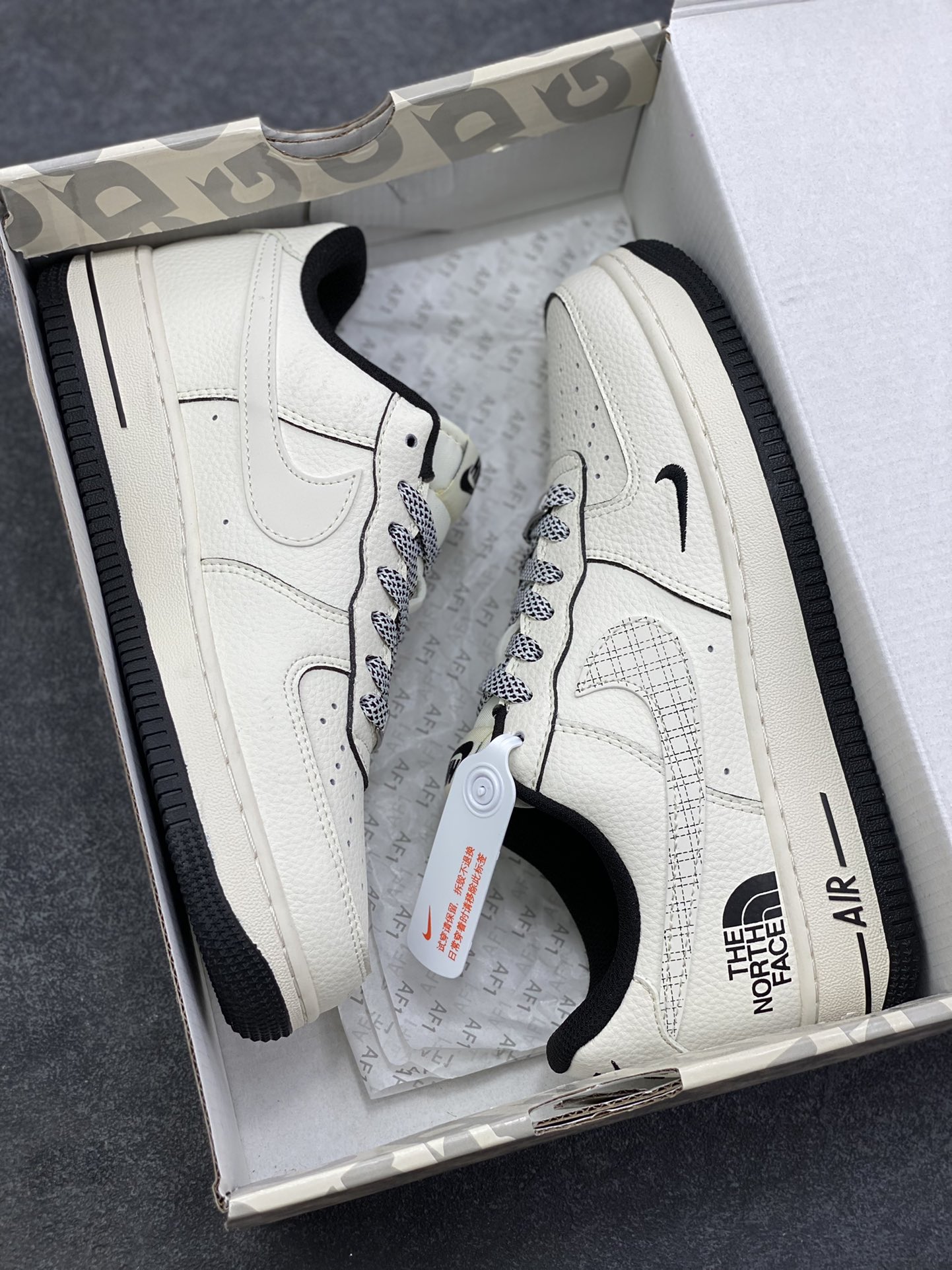 图片[9]-NIke Air Force 1 \’07 Low “北面联名——米黑网格”空军一号 低帮 运动鞋 休闲鞋 折边针车 工艺难度大 原楦头原纸板 原装鞋盒 定制五金配件 内置全掌气垫 原厂鞋底 货号：JP8028-007 尺码：36 36.5 37.5 38 38.5 39 40 40.5 41 42 42.5 43 44 44.5 45-选品中心