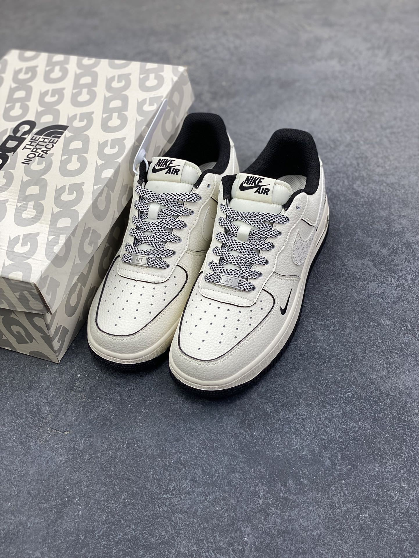 图片[8]-NIke Air Force 1 \’07 Low “北面联名——米黑网格”空军一号 低帮 运动鞋 休闲鞋 折边针车 工艺难度大 原楦头原纸板 原装鞋盒 定制五金配件 内置全掌气垫 原厂鞋底 货号：JP8028-007 尺码：36 36.5 37.5 38 38.5 39 40 40.5 41 42 42.5 43 44 44.5 45-选品中心