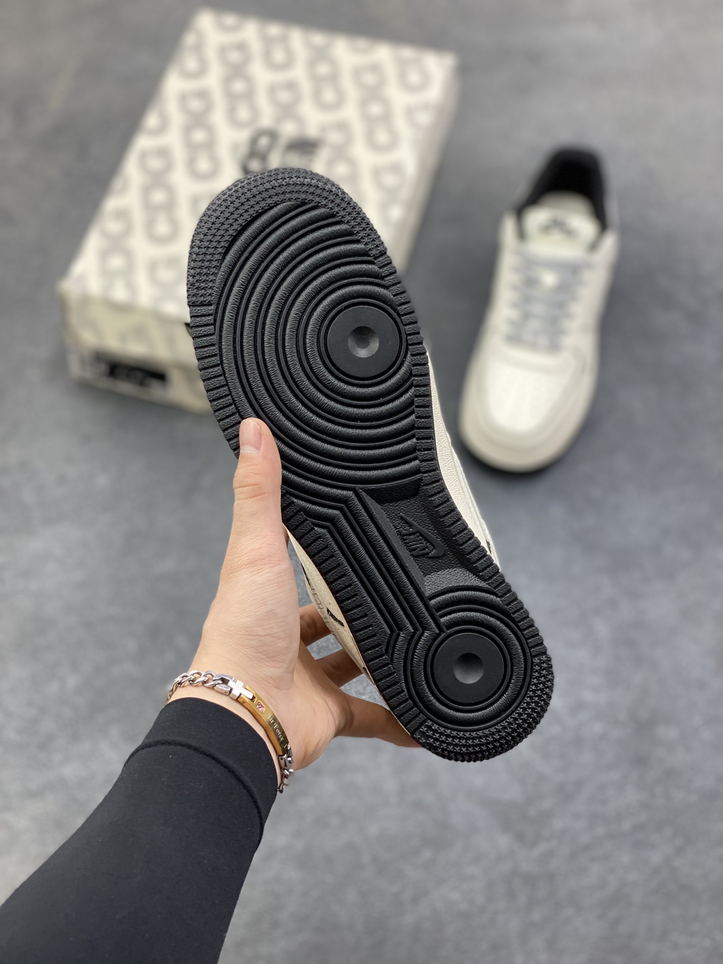 图片[5]-NIke Air Force 1 \’07 Low “北面联名——米黑网格”空军一号 低帮 运动鞋 休闲鞋 折边针车 工艺难度大 原楦头原纸板 原装鞋盒 定制五金配件 内置全掌气垫 原厂鞋底 货号：JP8028-007 尺码：36 36.5 37.5 38 38.5 39 40 40.5 41 42 42.5 43 44 44.5 45-选品中心