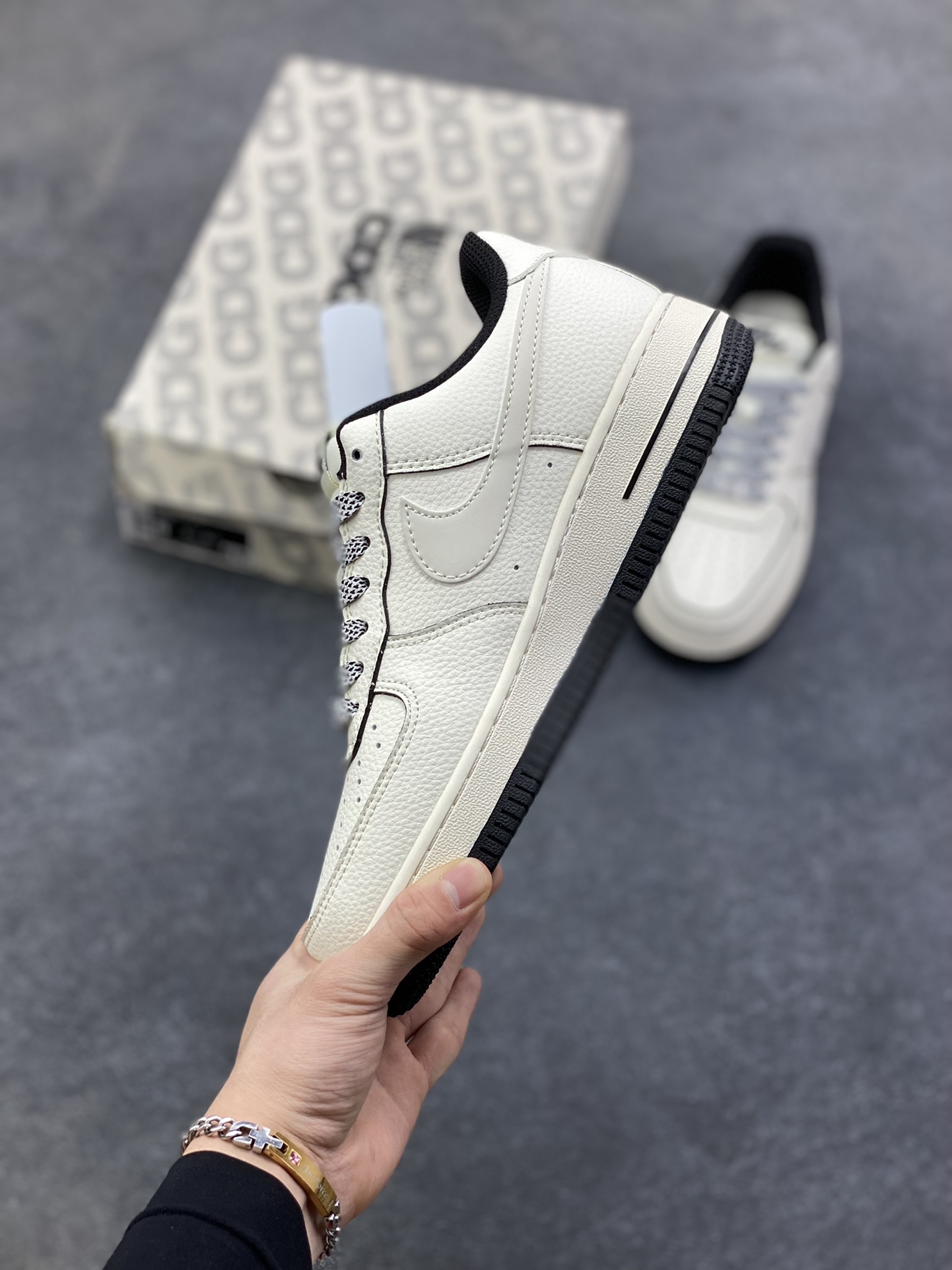 图片[3]-NIke Air Force 1 \’07 Low “北面联名——米黑网格”空军一号 低帮 运动鞋 休闲鞋 折边针车 工艺难度大 原楦头原纸板 原装鞋盒 定制五金配件 内置全掌气垫 原厂鞋底 货号：JP8028-007 尺码：36 36.5 37.5 38 38.5 39 40 40.5 41 42 42.5 43 44 44.5 45-选品中心