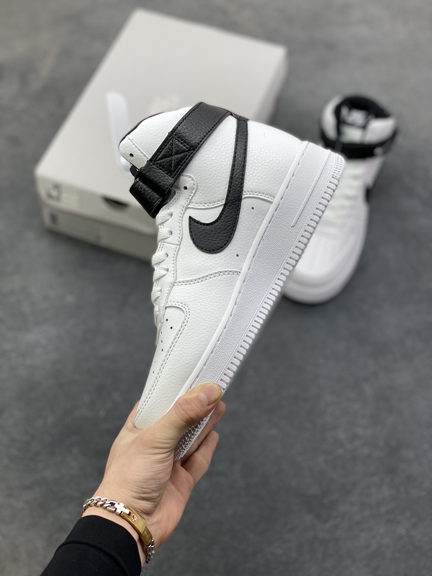 图片[3]-Nike Air Force 1\’07 复古高帮板鞋 黑白 官方同步 原装级别 原楦头原纸板 打造纯正空军版型 专注外贸渠道 全掌内置蜂窝气垫 原盒配件 原厂中底钢印、拉帮完美×577JH 货号：CT2303-100 尺码：36 36.5 37.5 38 38.5 39 40 40.5 41 42 42.5 43 44 45-选品中心