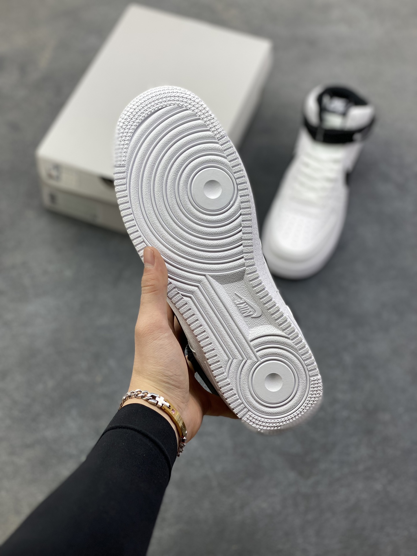 图片[5]-Nike Air Force 1\’07 复古高帮板鞋 黑白 官方同步 原装级别 原楦头原纸板 打造纯正空军版型 专注外贸渠道 全掌内置蜂窝气垫 原盒配件 原厂中底钢印、拉帮完美×577JH 货号：CT2303-100 尺码：36 36.5 37.5 38 38.5 39 40 40.5 41 42 42.5 43 44 45-选品中心