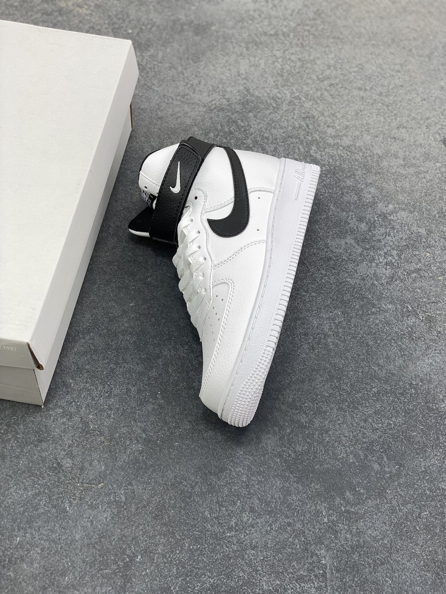 图片[7]-Nike Air Force 1\’07 复古高帮板鞋 黑白 官方同步 原装级别 原楦头原纸板 打造纯正空军版型 专注外贸渠道 全掌内置蜂窝气垫 原盒配件 原厂中底钢印、拉帮完美×577JH 货号：CT2303-100 尺码：36 36.5 37.5 38 38.5 39 40 40.5 41 42 42.5 43 44 45-选品中心