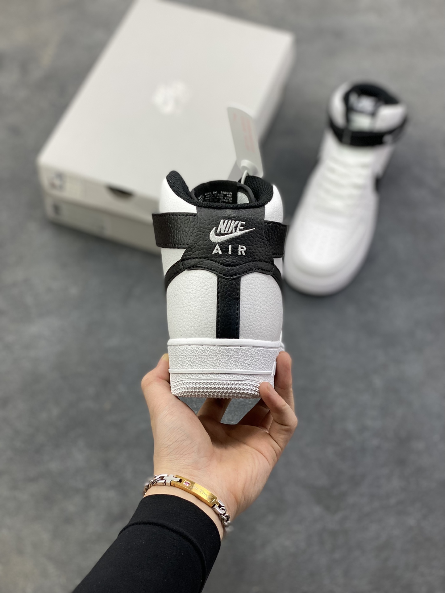 图片[4]-Nike Air Force 1\’07 复古高帮板鞋 黑白 官方同步 原装级别 原楦头原纸板 打造纯正空军版型 专注外贸渠道 全掌内置蜂窝气垫 原盒配件 原厂中底钢印、拉帮完美×577JH 货号：CT2303-100 尺码：36 36.5 37.5 38 38.5 39 40 40.5 41 42 42.5 43 44 45-选品中心