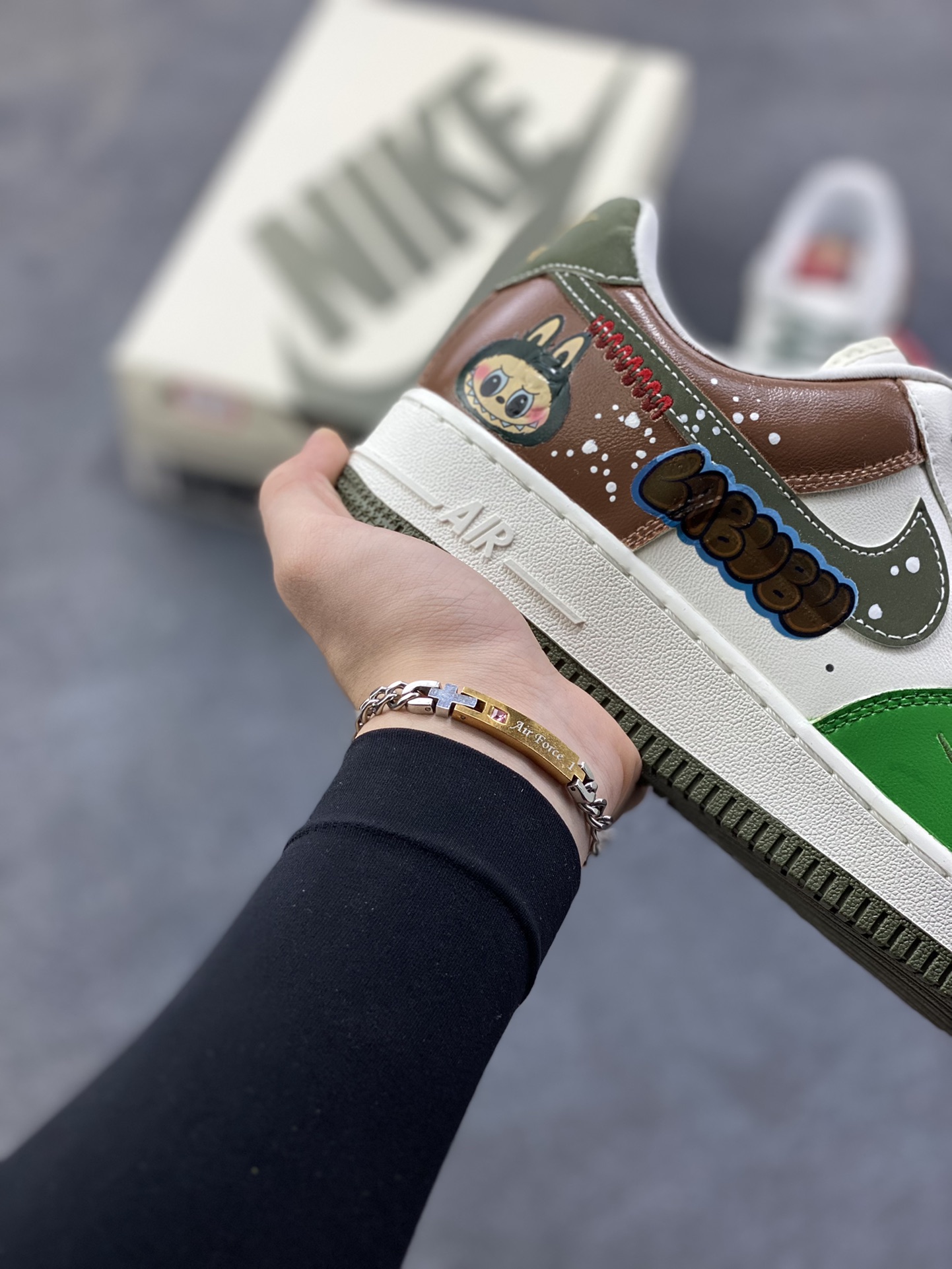 图片[6]-【定制球鞋】纯手工绘画Nike Air Force 1 空军一号 手绘 涂鸦 拉布布 潮流 耐磨 低帮 板鞋 男女同款 白黑色折边针车 工艺难度大 原楦头原纸板 原装鞋盒 定制五金配件 内置全掌气垫 原厂鞋底 货号：FV5979-130 尺码：36 36.5 37.5 38 38.5 39 40 40.5 41 42 42.5 43 44 44.5 45-选品中心