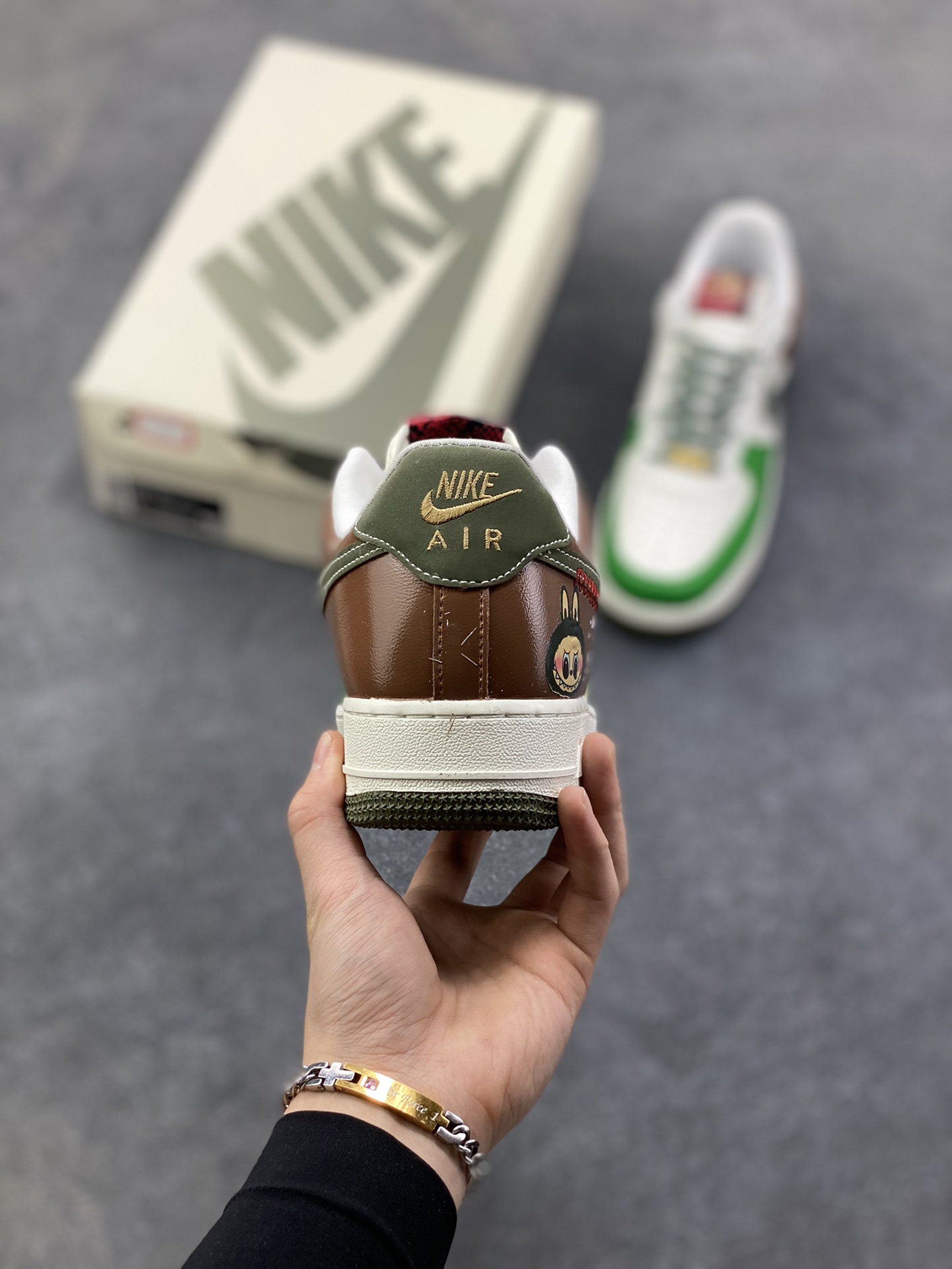 图片[4]-【定制球鞋】纯手工绘画Nike Air Force 1 空军一号 手绘 涂鸦 拉布布 潮流 耐磨 低帮 板鞋 男女同款 白黑色折边针车 工艺难度大 原楦头原纸板 原装鞋盒 定制五金配件 内置全掌气垫 原厂鞋底 货号：FV5979-130 尺码：36 36.5 37.5 38 38.5 39 40 40.5 41 42 42.5 43 44 44.5 45-选品中心