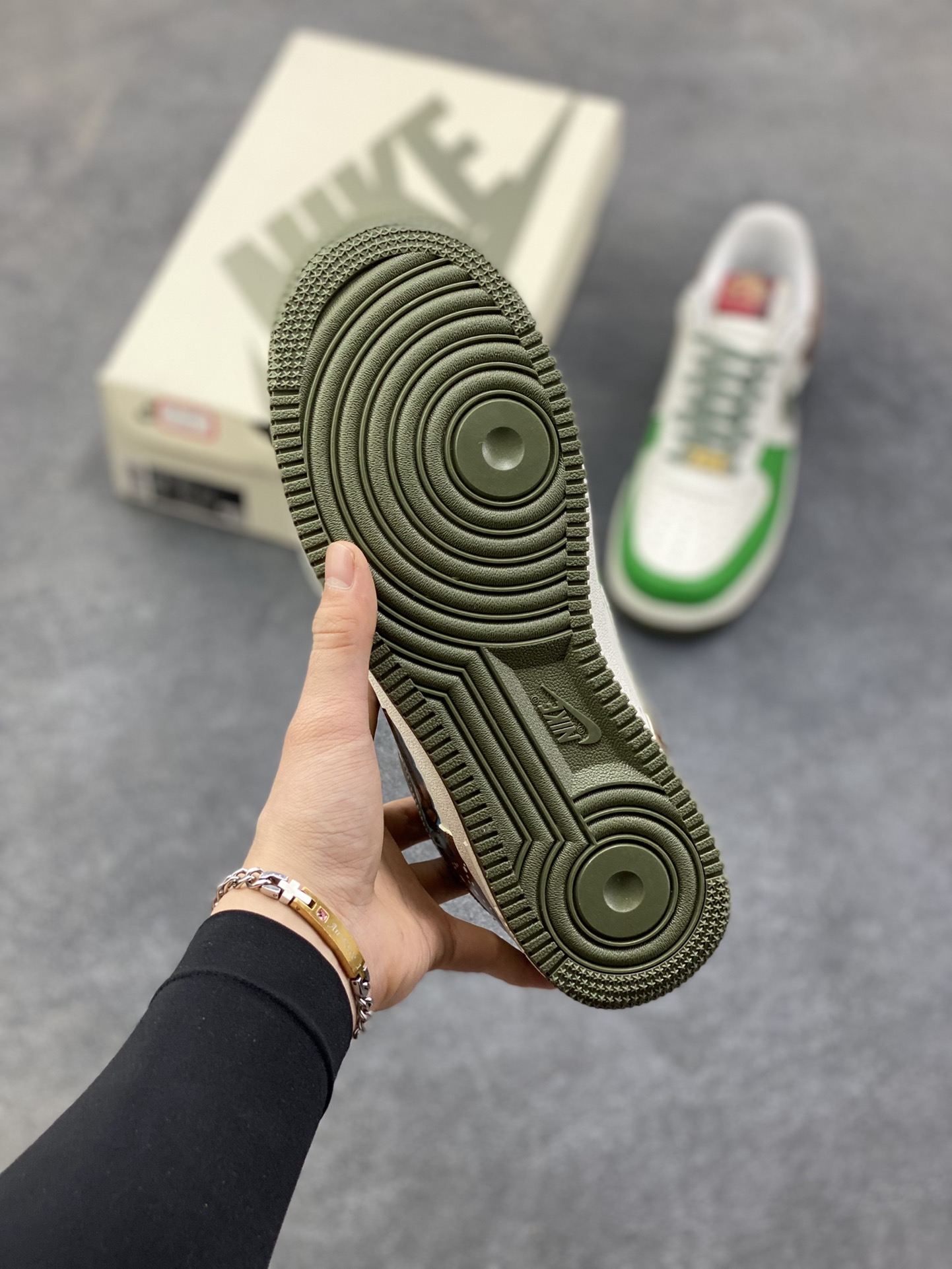 图片[5]-【定制球鞋】纯手工绘画Nike Air Force 1 空军一号 手绘 涂鸦 拉布布 潮流 耐磨 低帮 板鞋 男女同款 白黑色折边针车 工艺难度大 原楦头原纸板 原装鞋盒 定制五金配件 内置全掌气垫 原厂鞋底 货号：FV5979-130 尺码：36 36.5 37.5 38 38.5 39 40 40.5 41 42 42.5 43 44 44.5 45-选品中心