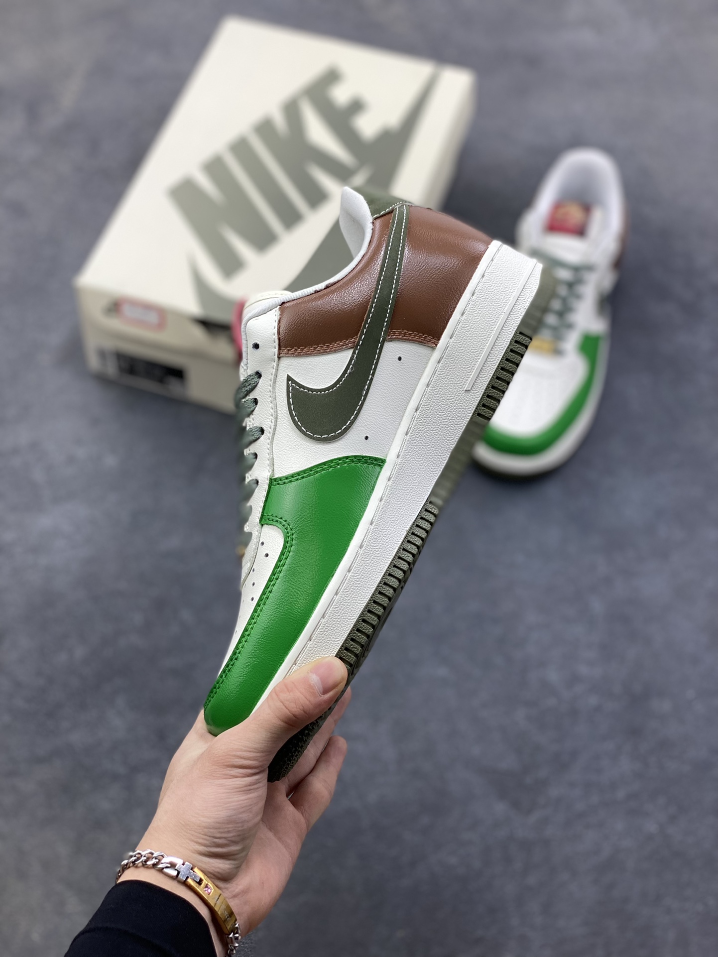 图片[3]-【定制球鞋】纯手工绘画Nike Air Force 1 空军一号 手绘 涂鸦 拉布布 潮流 耐磨 低帮 板鞋 男女同款 白黑色折边针车 工艺难度大 原楦头原纸板 原装鞋盒 定制五金配件 内置全掌气垫 原厂鞋底 货号：FV5979-130 尺码：36 36.5 37.5 38 38.5 39 40 40.5 41 42 42.5 43 44 44.5 45-选品中心