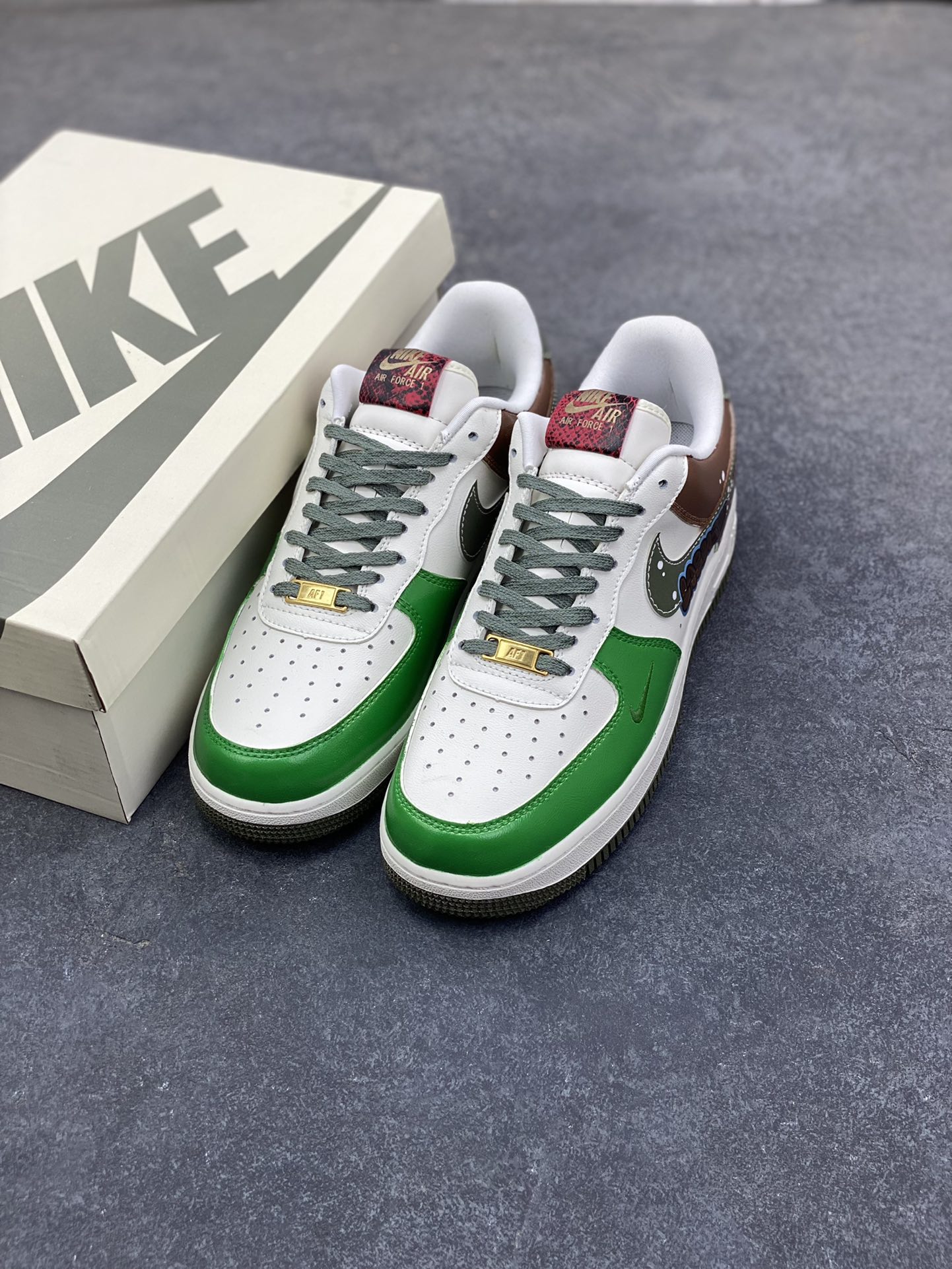 图片[8]-【定制球鞋】纯手工绘画Nike Air Force 1 空军一号 手绘 涂鸦 拉布布 潮流 耐磨 低帮 板鞋 男女同款 白黑色折边针车 工艺难度大 原楦头原纸板 原装鞋盒 定制五金配件 内置全掌气垫 原厂鞋底 货号：FV5979-130 尺码：36 36.5 37.5 38 38.5 39 40 40.5 41 42 42.5 43 44 44.5 45-选品中心