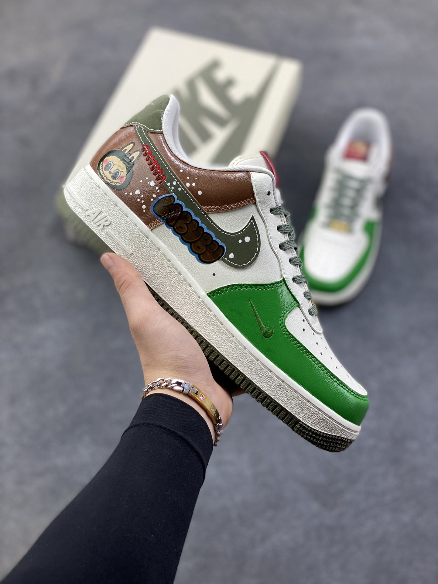 【定制球鞋】纯手工绘画Nike Air Force 1 空军一号 手绘 涂鸦 拉布布 潮流 耐磨 低帮 板鞋 男女同款 白黑色折边针车 工艺难度大 原楦头原纸板 原装鞋盒 定制五金配件 内置全掌气垫 原厂鞋底 货号：FV5979-130 尺码：36 36.5 37.5 38 38.5 39 40 40.5 41 42 42.5 43 44 44.5 45-选品中心