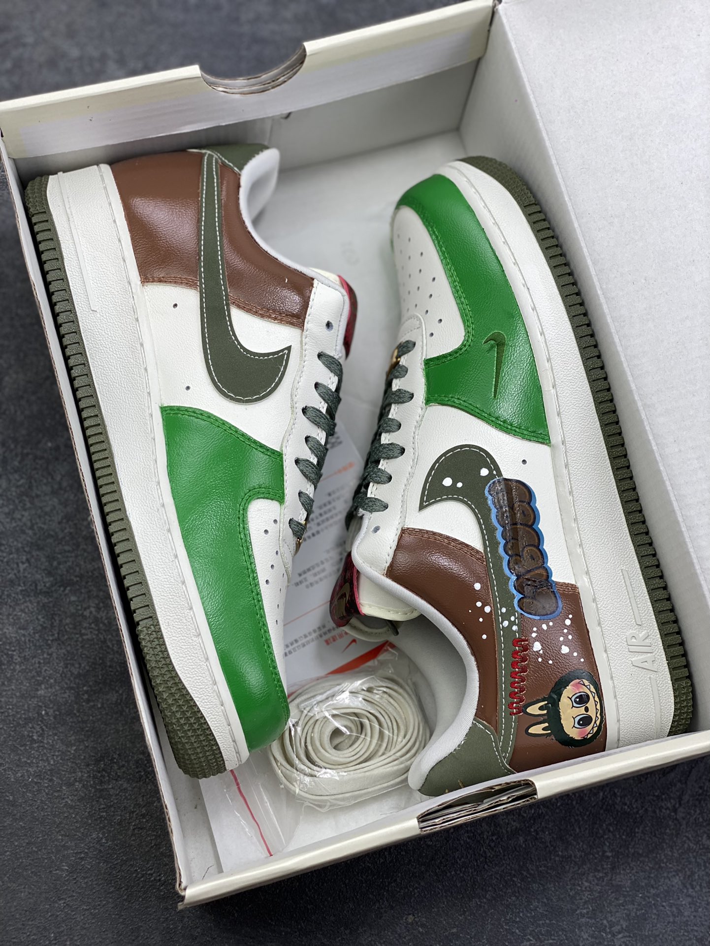 图片[9]-【定制球鞋】纯手工绘画Nike Air Force 1 空军一号 手绘 涂鸦 拉布布 潮流 耐磨 低帮 板鞋 男女同款 白黑色折边针车 工艺难度大 原楦头原纸板 原装鞋盒 定制五金配件 内置全掌气垫 原厂鞋底 货号：FV5979-130 尺码：36 36.5 37.5 38 38.5 39 40 40.5 41 42 42.5 43 44 44.5 45-选品中心