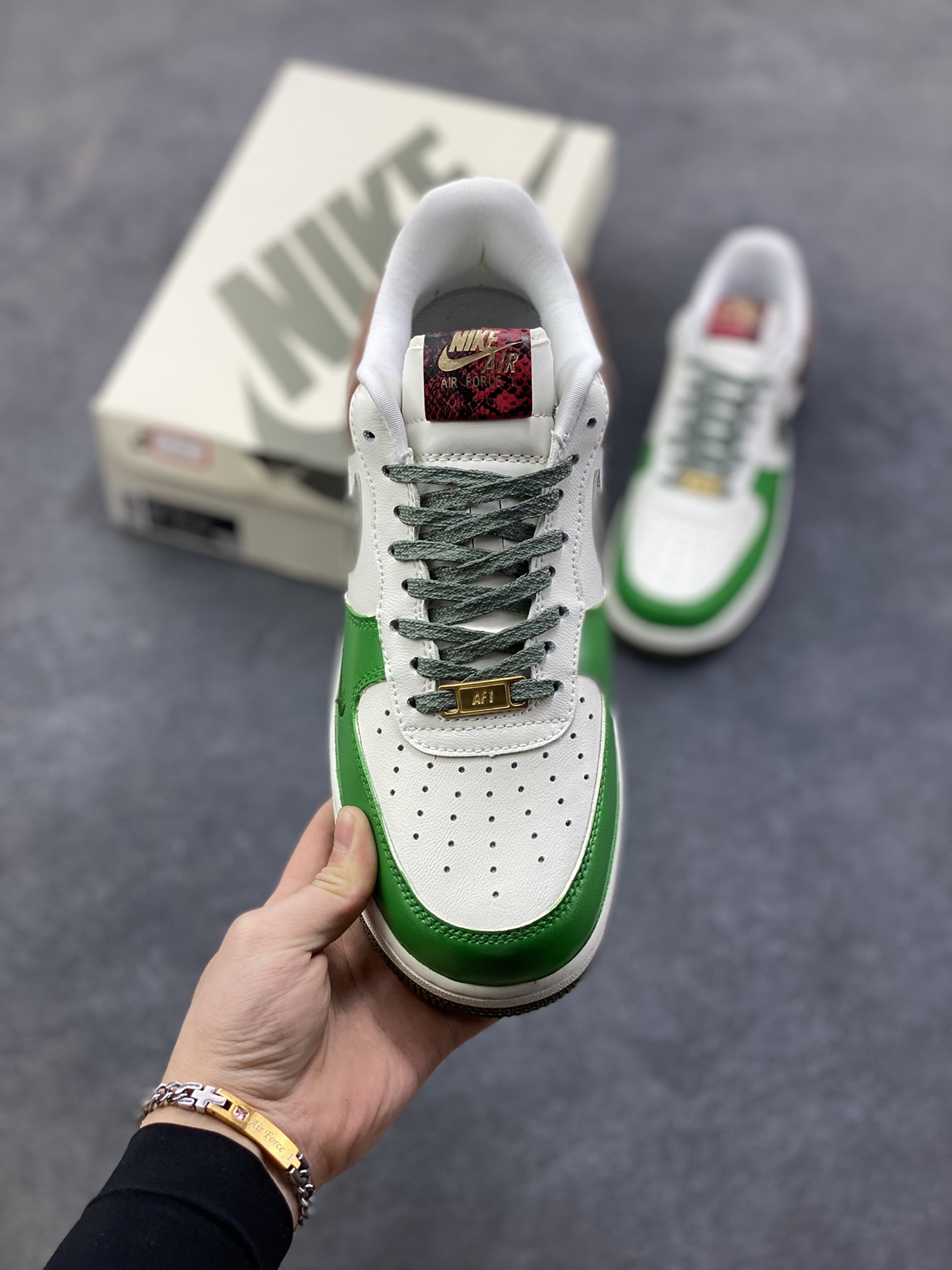图片[2]-【定制球鞋】纯手工绘画Nike Air Force 1 空军一号 手绘 涂鸦 拉布布 潮流 耐磨 低帮 板鞋 男女同款 白黑色折边针车 工艺难度大 原楦头原纸板 原装鞋盒 定制五金配件 内置全掌气垫 原厂鞋底 货号：FV5979-130 尺码：36 36.5 37.5 38 38.5 39 40 40.5 41 42 42.5 43 44 44.5 45-选品中心