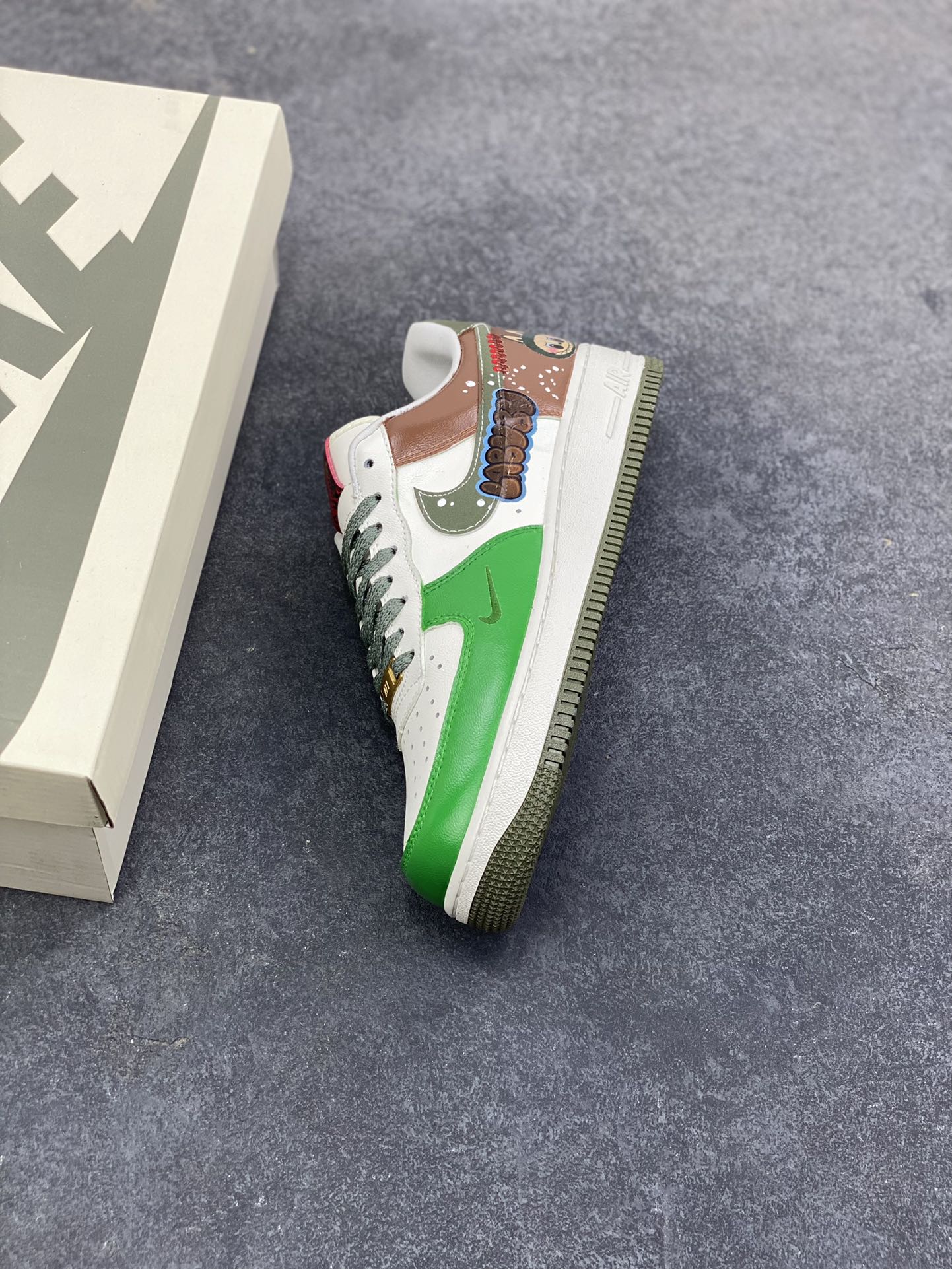 图片[7]-【定制球鞋】纯手工绘画Nike Air Force 1 空军一号 手绘 涂鸦 拉布布 潮流 耐磨 低帮 板鞋 男女同款 白黑色折边针车 工艺难度大 原楦头原纸板 原装鞋盒 定制五金配件 内置全掌气垫 原厂鞋底 货号：FV5979-130 尺码：36 36.5 37.5 38 38.5 39 40 40.5 41 42 42.5 43 44 44.5 45-选品中心