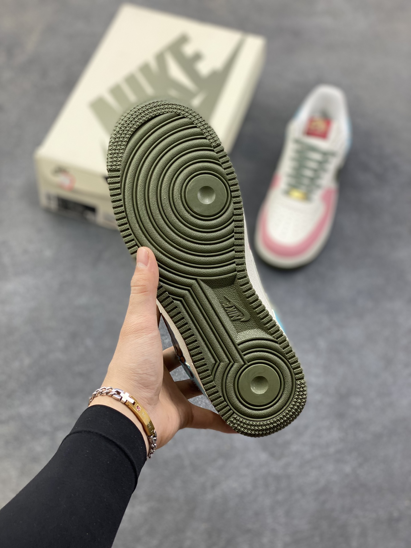 图片[5]-【定制球鞋】纯手工绘画Nike Air Force 1 空军一号 手绘 涂鸦 拉布布 潮流 耐磨 低帮 板鞋 男女同款 白黑色折边针车 工艺难度大 原楦头原纸板 原装鞋盒 定制五金配件 内置全掌气垫 原厂鞋底 货号：FV5979-130 尺码：36 36.5 37.5 38 38.5 39 40 40.5 41 42 42.5 43 44 44.5 45-选品中心