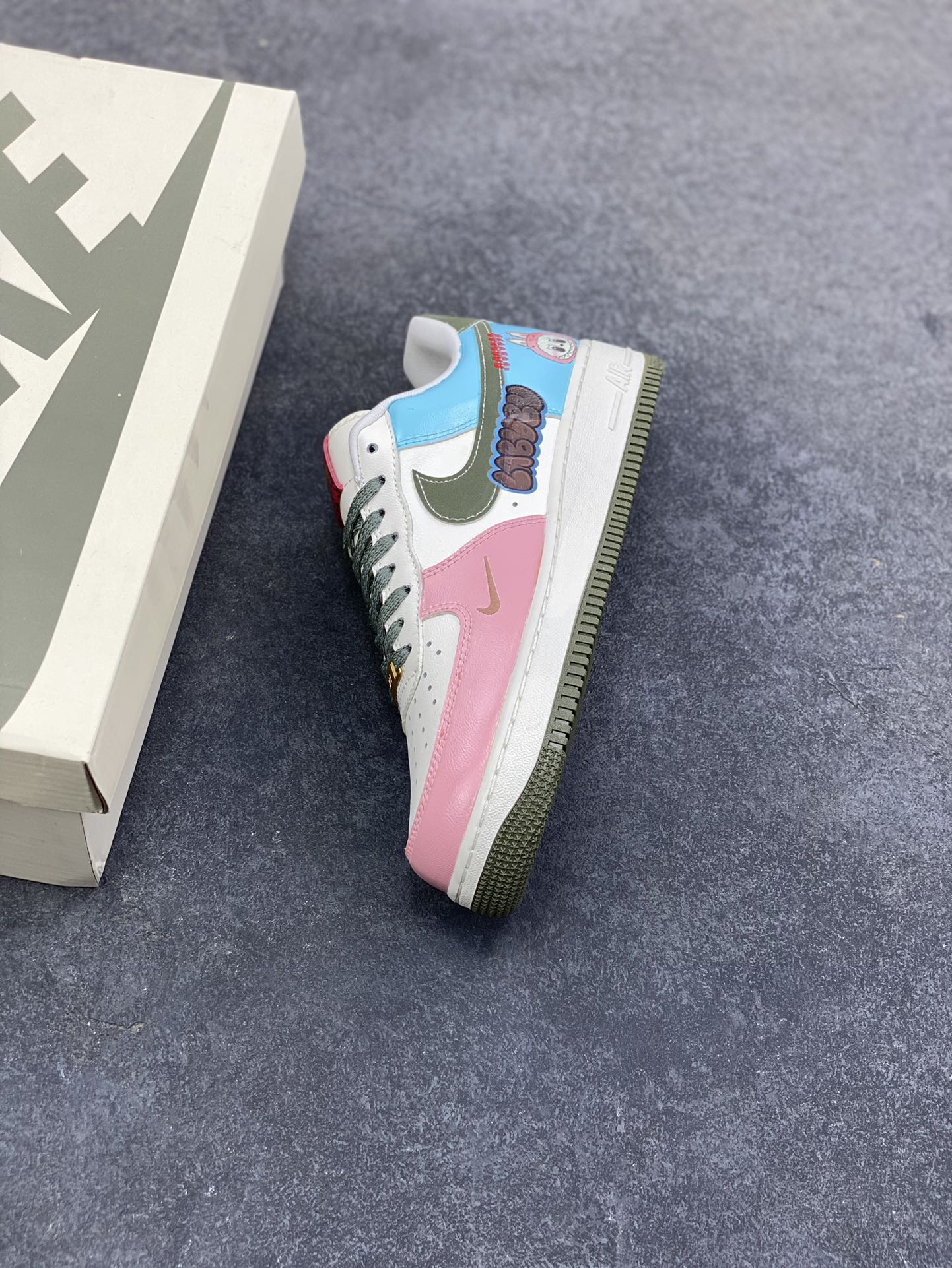 图片[7]-【定制球鞋】纯手工绘画Nike Air Force 1 空军一号 手绘 涂鸦 拉布布 潮流 耐磨 低帮 板鞋 男女同款 白黑色折边针车 工艺难度大 原楦头原纸板 原装鞋盒 定制五金配件 内置全掌气垫 原厂鞋底 货号：FV5979-130 尺码：36 36.5 37.5 38 38.5 39 40 40.5 41 42 42.5 43 44 44.5 45-选品中心