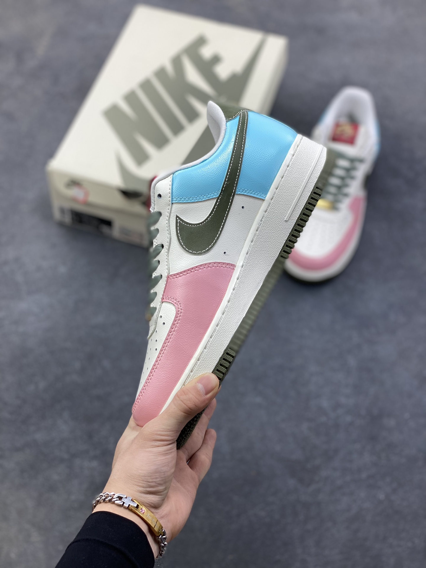 图片[3]-【定制球鞋】纯手工绘画Nike Air Force 1 空军一号 手绘 涂鸦 拉布布 潮流 耐磨 低帮 板鞋 男女同款 白黑色折边针车 工艺难度大 原楦头原纸板 原装鞋盒 定制五金配件 内置全掌气垫 原厂鞋底 货号：FV5979-130 尺码：36 36.5 37.5 38 38.5 39 40 40.5 41 42 42.5 43 44 44.5 45-选品中心