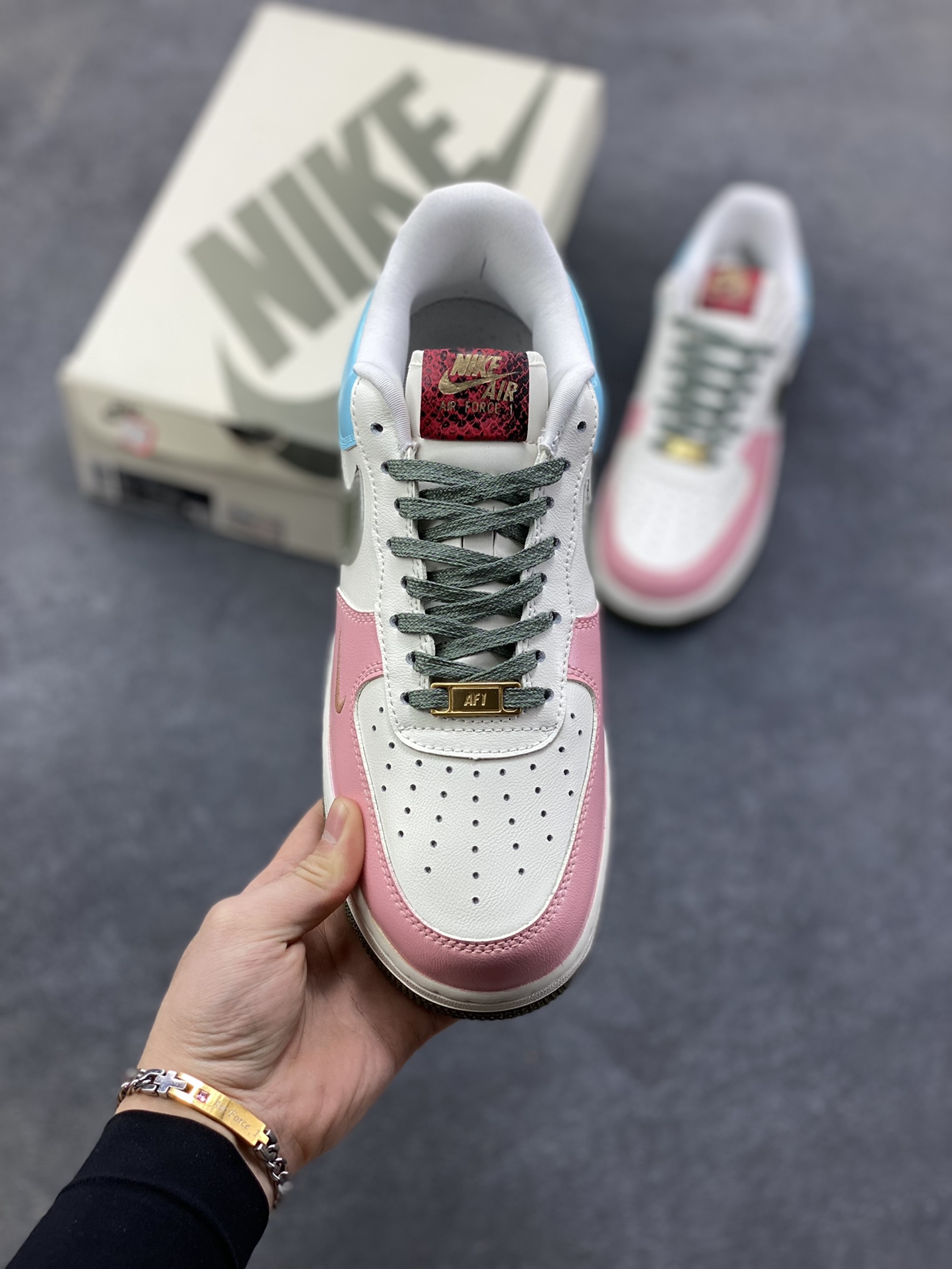 图片[2]-【定制球鞋】纯手工绘画Nike Air Force 1 空军一号 手绘 涂鸦 拉布布 潮流 耐磨 低帮 板鞋 男女同款 白黑色折边针车 工艺难度大 原楦头原纸板 原装鞋盒 定制五金配件 内置全掌气垫 原厂鞋底 货号：FV5979-130 尺码：36 36.5 37.5 38 38.5 39 40 40.5 41 42 42.5 43 44 44.5 45-选品中心