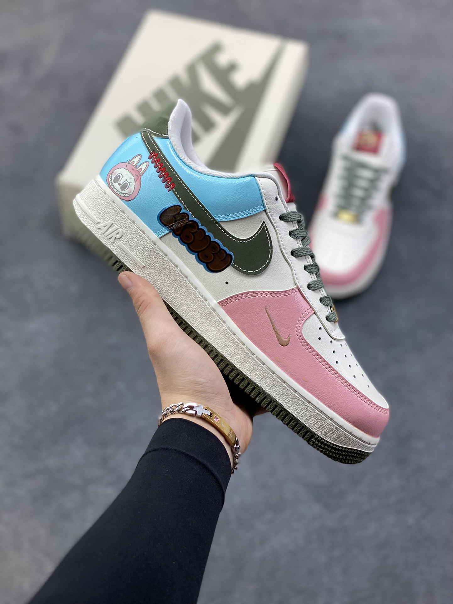 【定制球鞋】纯手工绘画Nike Air Force 1 空军一号 手绘 涂鸦 拉布布 潮流 耐磨 低帮 板鞋 男女同款 白黑色折边针车 工艺难度大 原楦头原纸板 原装鞋盒 定制五金配件 内置全掌气垫 原厂鞋底 货号：FV5979-130 尺码：36 36.5 37.5 38 38.5 39 40 40.5 41 42 42.5 43 44 44.5 45-选品中心