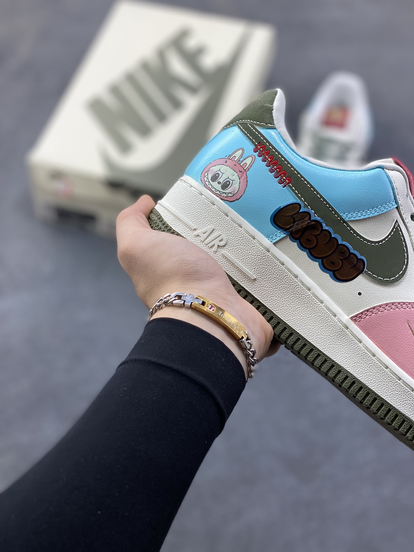 图片[6]-【定制球鞋】纯手工绘画Nike Air Force 1 空军一号 手绘 涂鸦 拉布布 潮流 耐磨 低帮 板鞋 男女同款 白黑色折边针车 工艺难度大 原楦头原纸板 原装鞋盒 定制五金配件 内置全掌气垫 原厂鞋底 货号：FV5979-130 尺码：36 36.5 37.5 38 38.5 39 40 40.5 41 42 42.5 43 44 44.5 45-选品中心