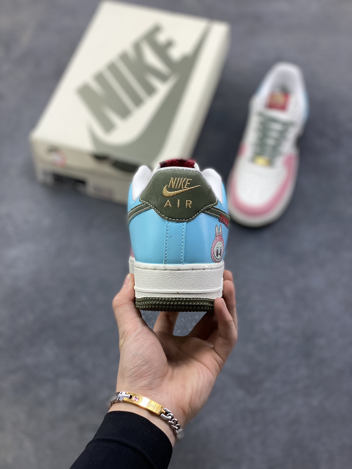 图片[4]-【定制球鞋】纯手工绘画Nike Air Force 1 空军一号 手绘 涂鸦 拉布布 潮流 耐磨 低帮 板鞋 男女同款 白黑色折边针车 工艺难度大 原楦头原纸板 原装鞋盒 定制五金配件 内置全掌气垫 原厂鞋底 货号：FV5979-130 尺码：36 36.5 37.5 38 38.5 39 40 40.5 41 42 42.5 43 44 44.5 45-选品中心