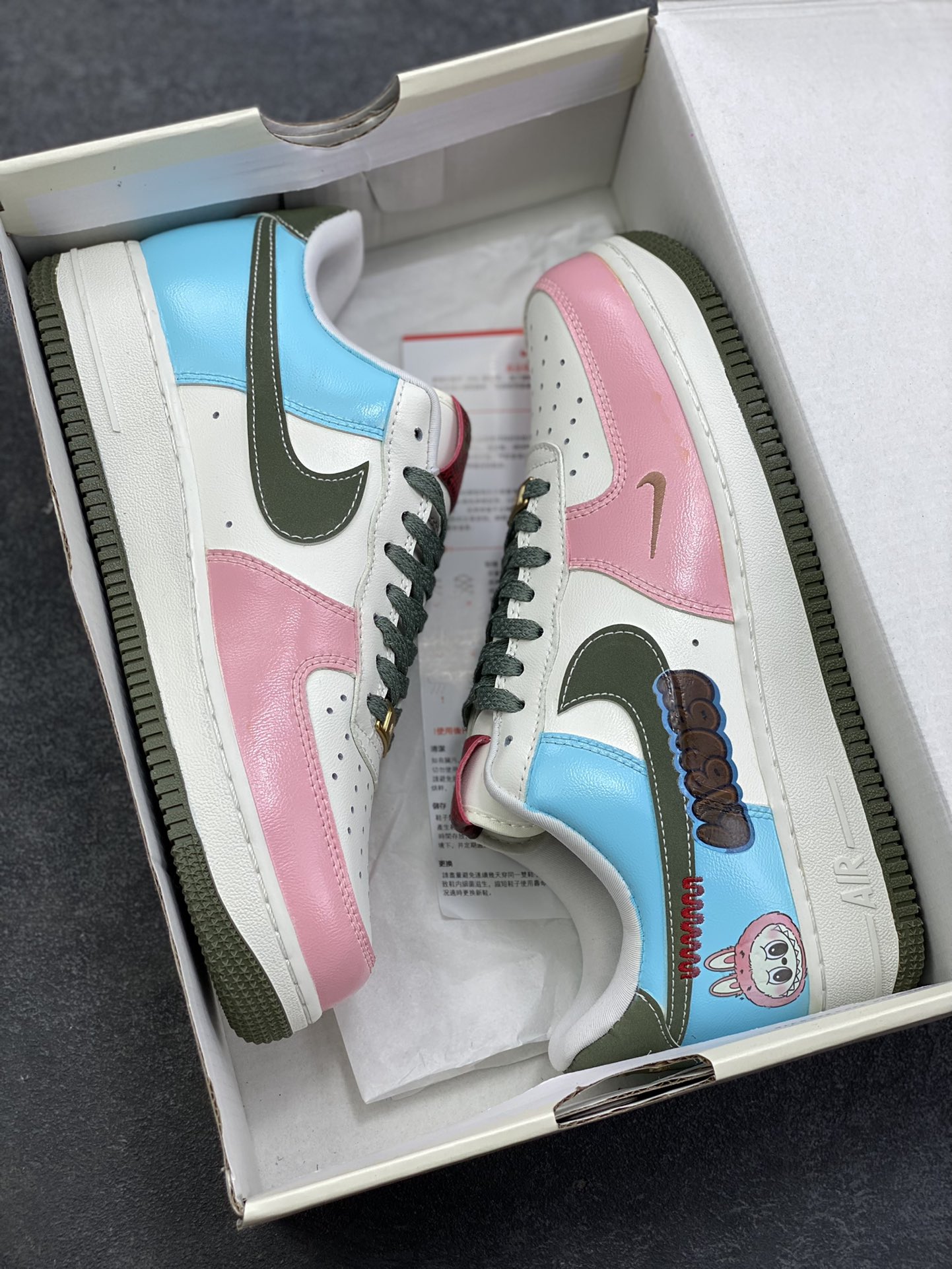 图片[9]-【定制球鞋】纯手工绘画Nike Air Force 1 空军一号 手绘 涂鸦 拉布布 潮流 耐磨 低帮 板鞋 男女同款 白黑色折边针车 工艺难度大 原楦头原纸板 原装鞋盒 定制五金配件 内置全掌气垫 原厂鞋底 货号：FV5979-130 尺码：36 36.5 37.5 38 38.5 39 40 40.5 41 42 42.5 43 44 44.5 45-选品中心