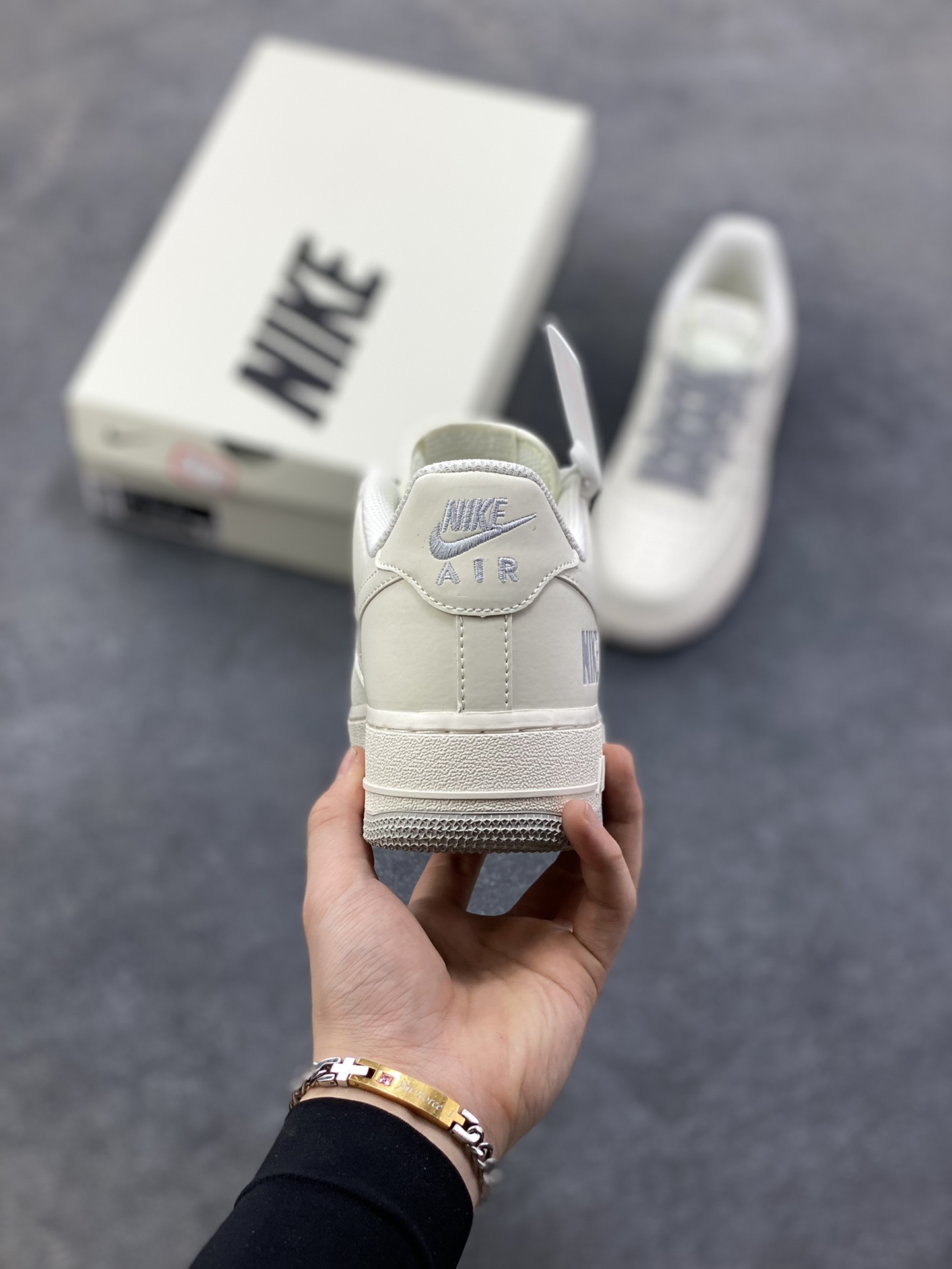 图片[4]-Nike Air Force 1 \’07 Low “奶霜双勾”空军一号 高端定制 低帮 运动鞋 当奶白色皮革裹住鞋身，像化开的淡奶油轻贴鞋面，浅灰鞋带坠着细碎的温柔——这双“奶霜双勾”，把松弛感绣进了Air Force的骨架里。双勾叠印是藏在简约里的小心思，浅银线条顺着鞋型轻弯，像给奶霜淋了层雾感糖霜；厚底踩着软乎乎的“空气感”，连鞋边的纹路都裹着绒绒的暖调 货号：GX3167-107 尺码：36 36.5 37.5 38 38.5 39 40 40.5 41 42 42.5 43 44 44.5 45-选品中心