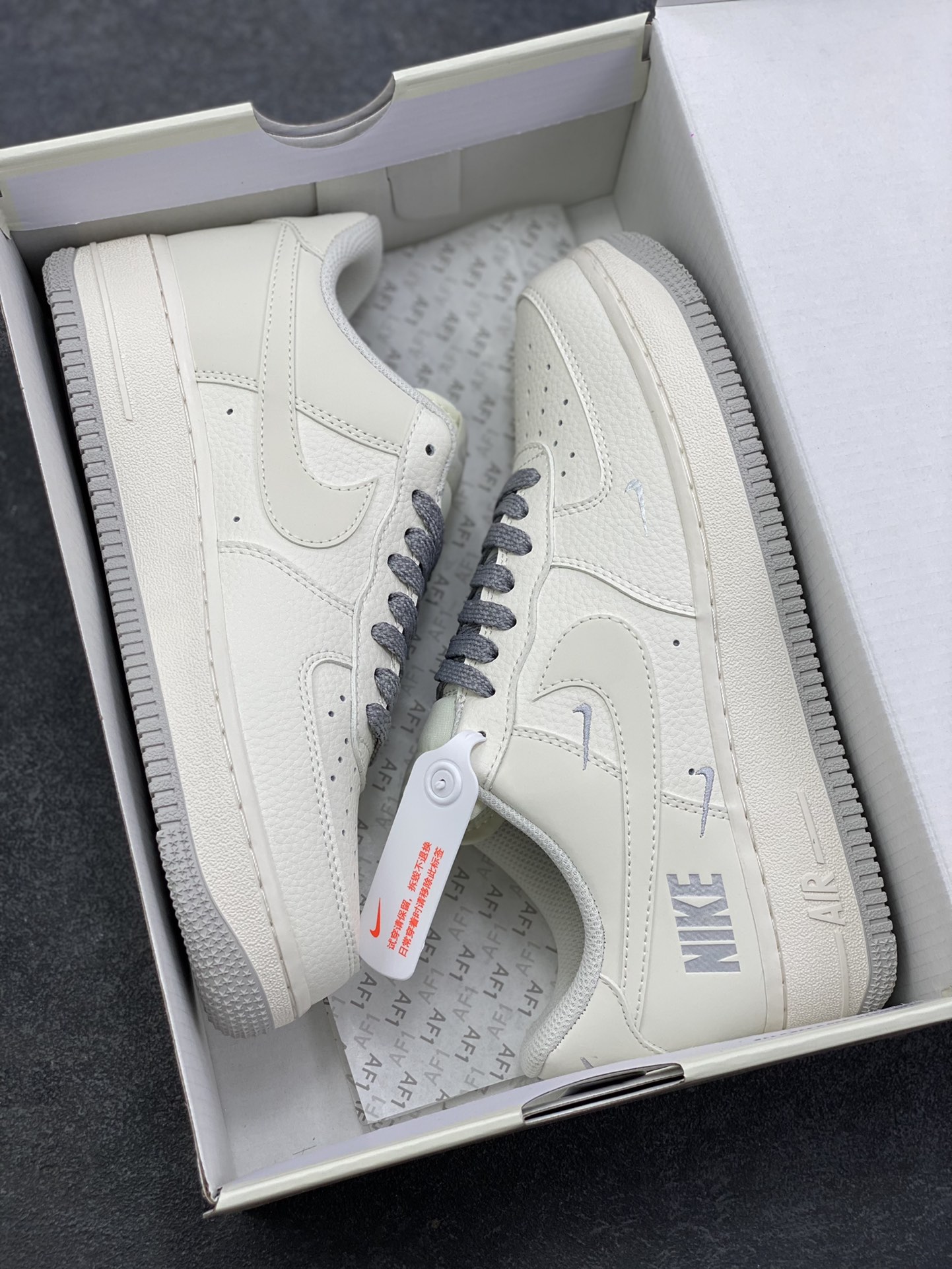 图片[9]-Nike Air Force 1 \’07 Low “奶霜双勾”空军一号 高端定制 低帮 运动鞋 当奶白色皮革裹住鞋身，像化开的淡奶油轻贴鞋面，浅灰鞋带坠着细碎的温柔——这双“奶霜双勾”，把松弛感绣进了Air Force的骨架里。双勾叠印是藏在简约里的小心思，浅银线条顺着鞋型轻弯，像给奶霜淋了层雾感糖霜；厚底踩着软乎乎的“空气感”，连鞋边的纹路都裹着绒绒的暖调 货号：GX3167-107 尺码：36 36.5 37.5 38 38.5 39 40 40.5 41 42 42.5 43 44 44.5 45-选品中心