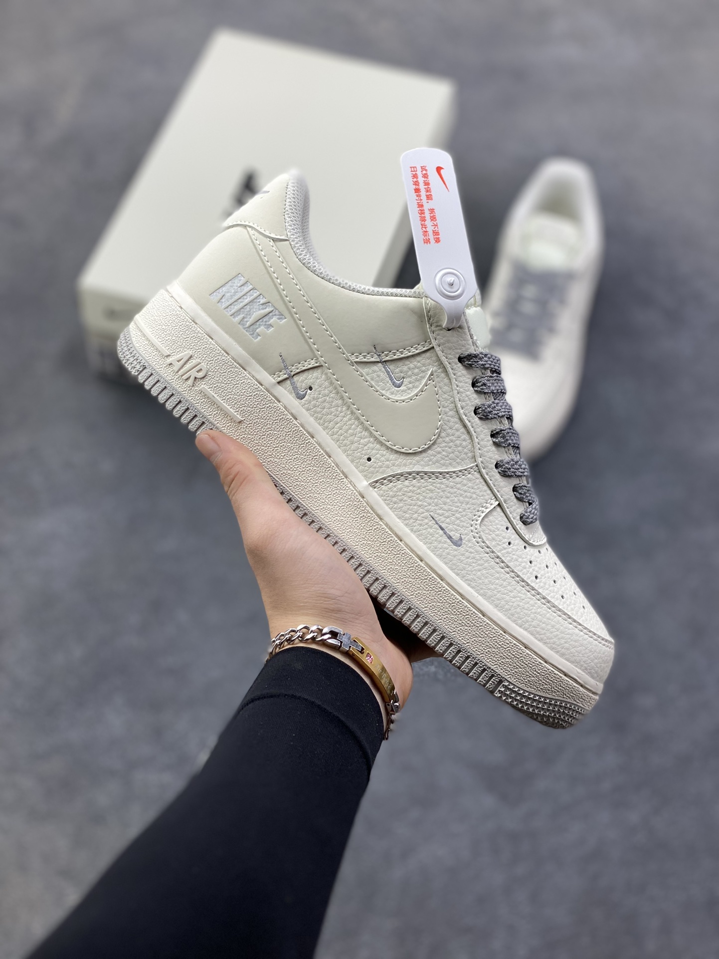 Nike Air Force 1 \’07 Low “奶霜双勾”空军一号 高端定制 低帮 运动鞋 当奶白色皮革裹住鞋身，像化开的淡奶油轻贴鞋面，浅灰鞋带坠着细碎的温柔——这双“奶霜双勾”，把松弛感绣进了Air Force的骨架里。双勾叠印是藏在简约里的小心思，浅银线条顺着鞋型轻弯，像给奶霜淋了层雾感糖霜；厚底踩着软乎乎的“空气感”，连鞋边的纹路都裹着绒绒的暖调 货号：GX3167-107 尺码：36 36.5 37.5 38 38.5 39 40 40.5 41 42 42.5 43 44 44.5 45-选品中心