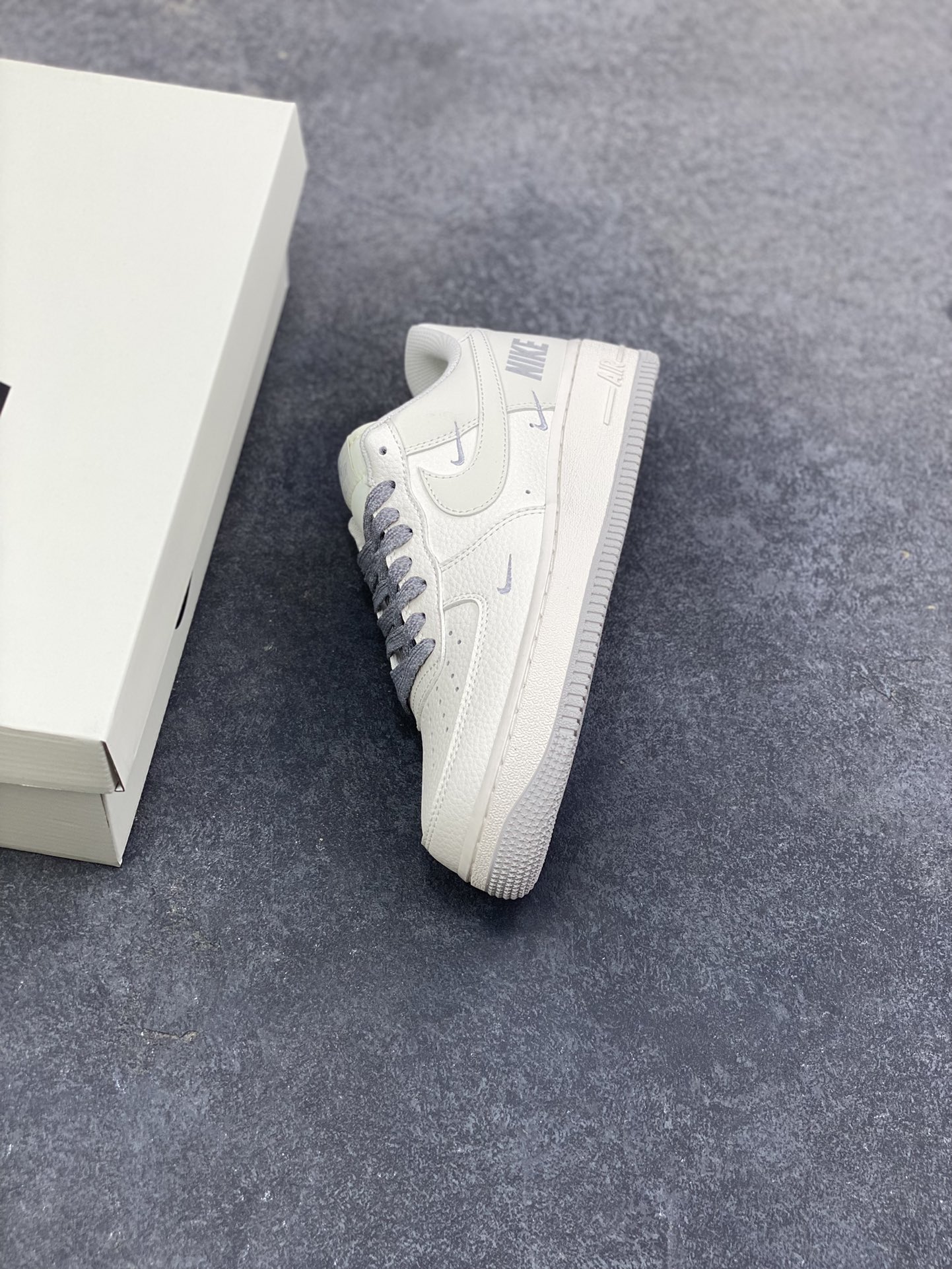图片[7]-Nike Air Force 1 \’07 Low “奶霜双勾”空军一号 高端定制 低帮 运动鞋 当奶白色皮革裹住鞋身，像化开的淡奶油轻贴鞋面，浅灰鞋带坠着细碎的温柔——这双“奶霜双勾”，把松弛感绣进了Air Force的骨架里。双勾叠印是藏在简约里的小心思，浅银线条顺着鞋型轻弯，像给奶霜淋了层雾感糖霜；厚底踩着软乎乎的“空气感”，连鞋边的纹路都裹着绒绒的暖调 货号：GX3167-107 尺码：36 36.5 37.5 38 38.5 39 40 40.5 41 42 42.5 43 44 44.5 45-选品中心