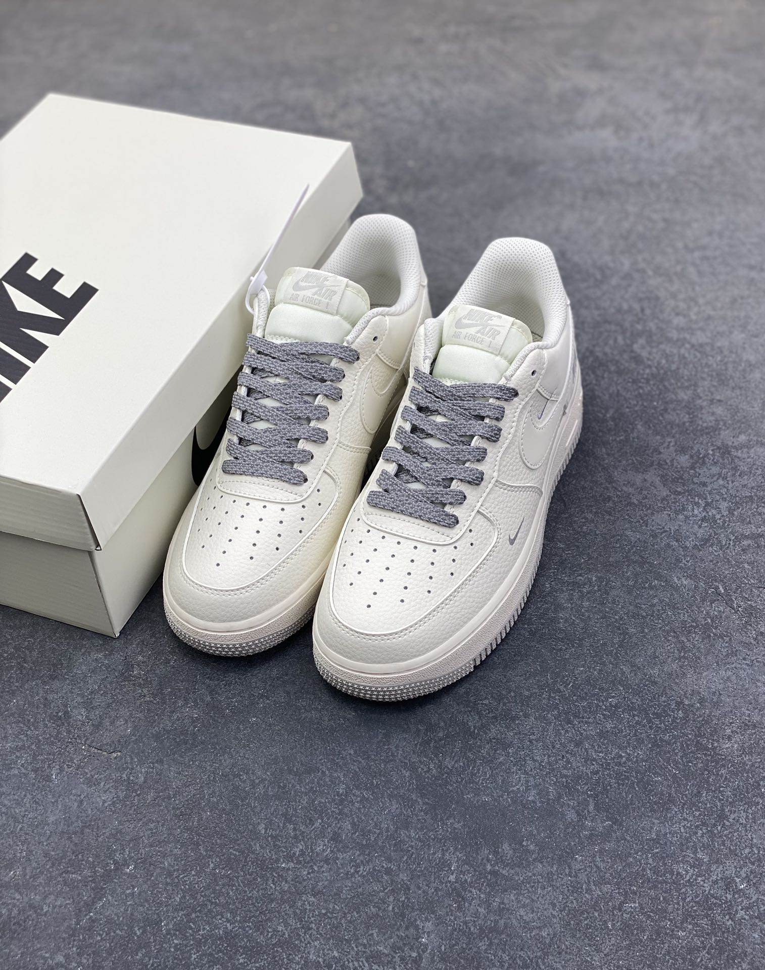 图片[8]-Nike Air Force 1 \’07 Low “奶霜双勾”空军一号 高端定制 低帮 运动鞋 当奶白色皮革裹住鞋身，像化开的淡奶油轻贴鞋面，浅灰鞋带坠着细碎的温柔——这双“奶霜双勾”，把松弛感绣进了Air Force的骨架里。双勾叠印是藏在简约里的小心思，浅银线条顺着鞋型轻弯，像给奶霜淋了层雾感糖霜；厚底踩着软乎乎的“空气感”，连鞋边的纹路都裹着绒绒的暖调 货号：GX3167-107 尺码：36 36.5 37.5 38 38.5 39 40 40.5 41 42 42.5 43 44 44.5 45-选品中心