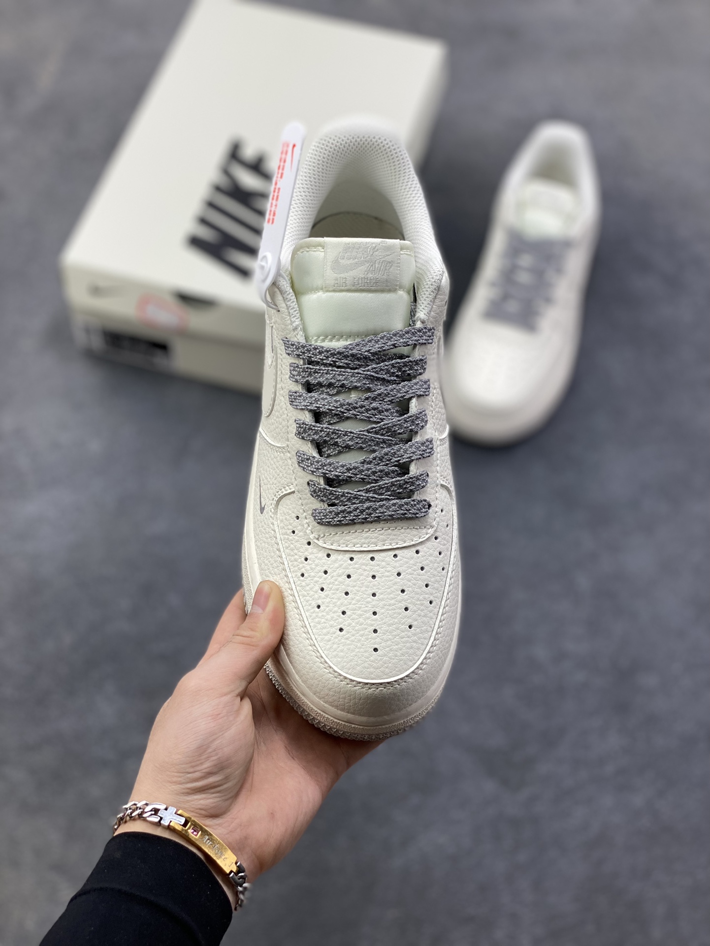 图片[2]-Nike Air Force 1 \’07 Low “奶霜双勾”空军一号 高端定制 低帮 运动鞋 当奶白色皮革裹住鞋身，像化开的淡奶油轻贴鞋面，浅灰鞋带坠着细碎的温柔——这双“奶霜双勾”，把松弛感绣进了Air Force的骨架里。双勾叠印是藏在简约里的小心思，浅银线条顺着鞋型轻弯，像给奶霜淋了层雾感糖霜；厚底踩着软乎乎的“空气感”，连鞋边的纹路都裹着绒绒的暖调 货号：GX3167-107 尺码：36 36.5 37.5 38 38.5 39 40 40.5 41 42 42.5 43 44 44.5 45-选品中心