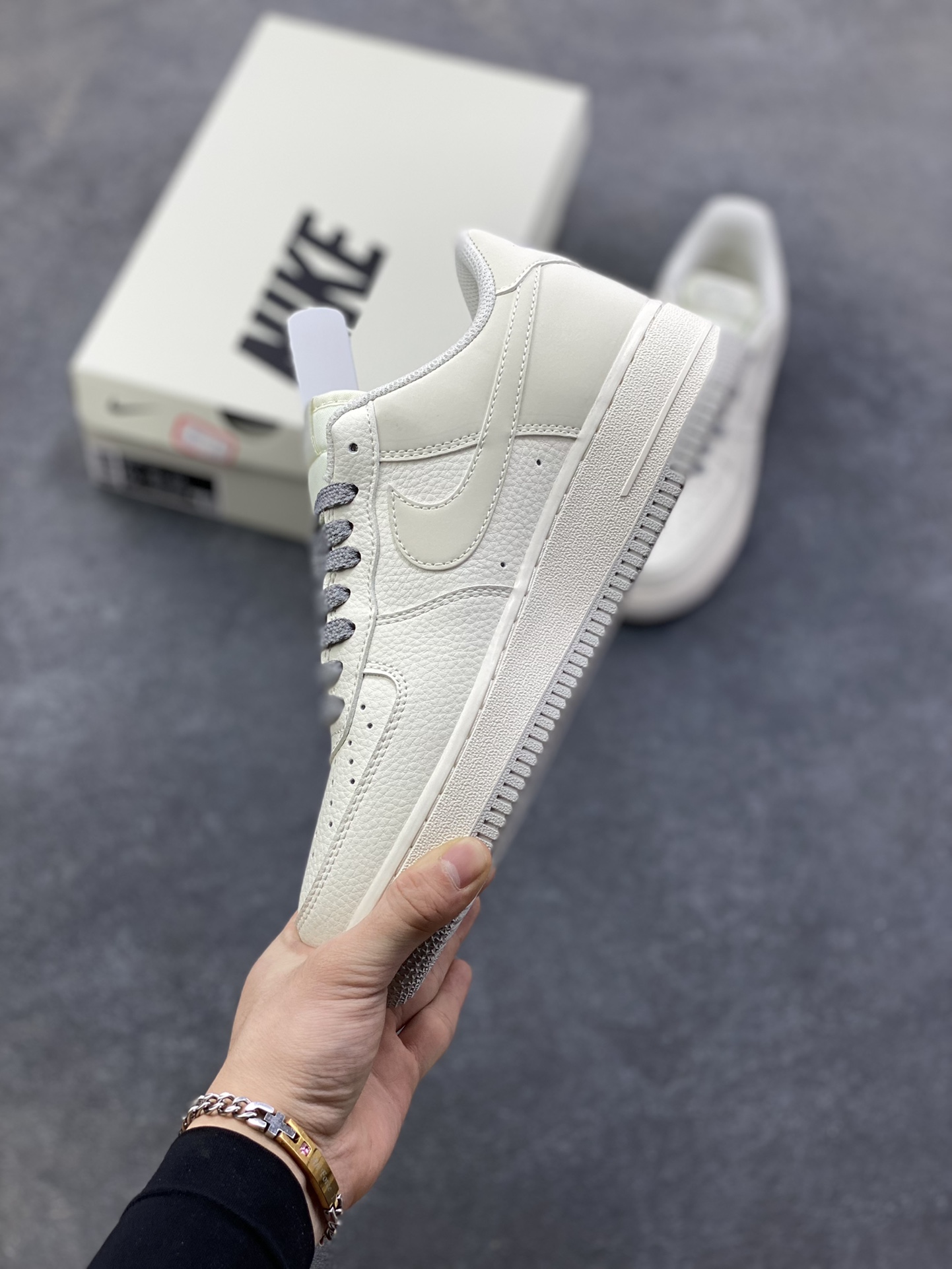图片[3]-Nike Air Force 1 \’07 Low “奶霜双勾”空军一号 高端定制 低帮 运动鞋 当奶白色皮革裹住鞋身，像化开的淡奶油轻贴鞋面，浅灰鞋带坠着细碎的温柔——这双“奶霜双勾”，把松弛感绣进了Air Force的骨架里。双勾叠印是藏在简约里的小心思，浅银线条顺着鞋型轻弯，像给奶霜淋了层雾感糖霜；厚底踩着软乎乎的“空气感”，连鞋边的纹路都裹着绒绒的暖调 货号：GX3167-107 尺码：36 36.5 37.5 38 38.5 39 40 40.5 41 42 42.5 43 44 44.5 45-选品中心