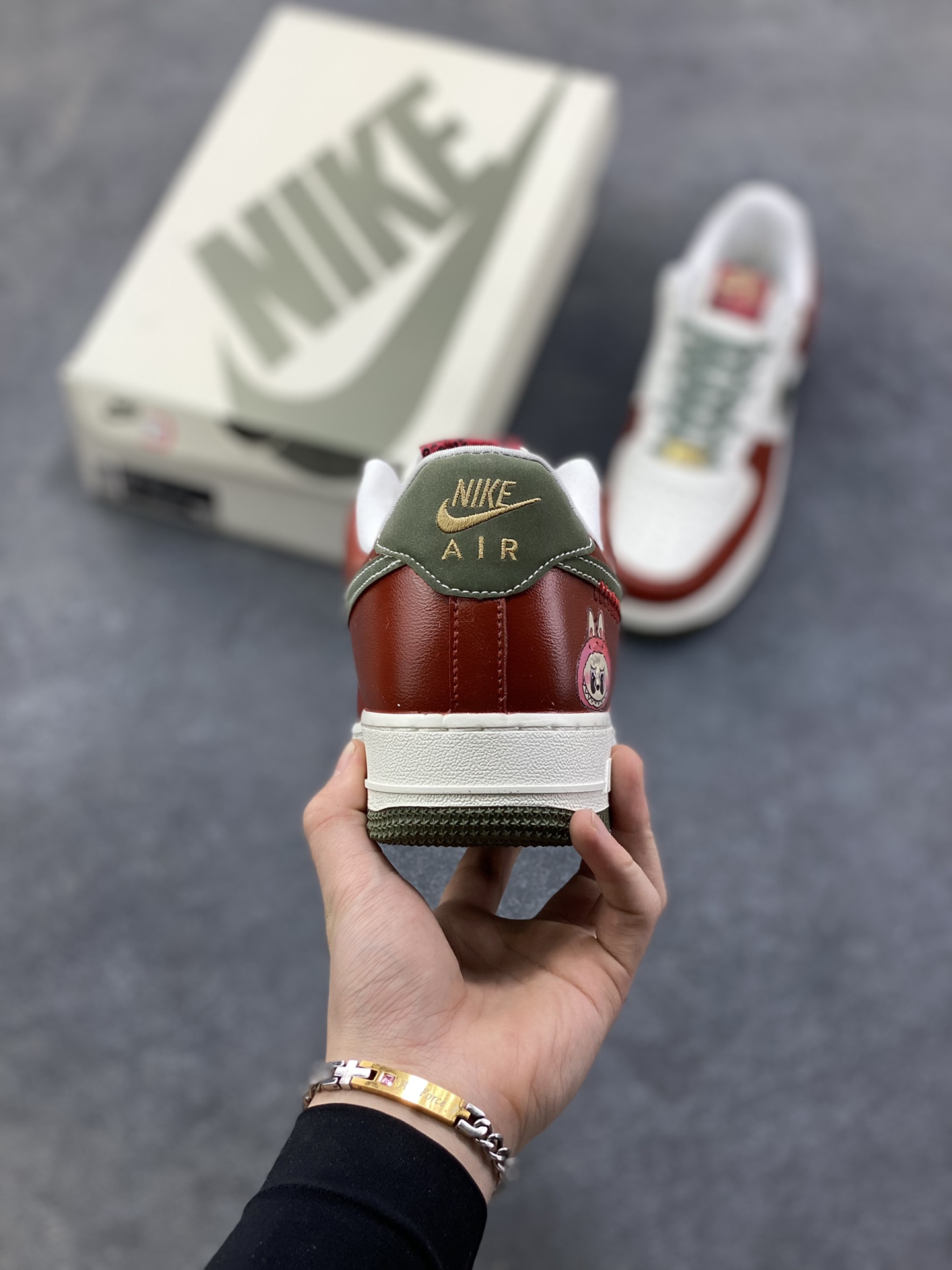 图片[4]-【定制球鞋】纯手工绘画Nike Air Force 1 空军一号 手绘 涂鸦 拉布布 潮流 耐磨 低帮 板鞋 男女同款 白黑色折边针车 工艺难度大 原楦头原纸板 原装鞋盒 定制五金配件 内置全掌气垫 原厂鞋底 货号：FV5979-130 尺码：36 36.5 37.5 38 38.5 39 40 40.5 41 42 42.5 43 44 44.5 45-选品中心