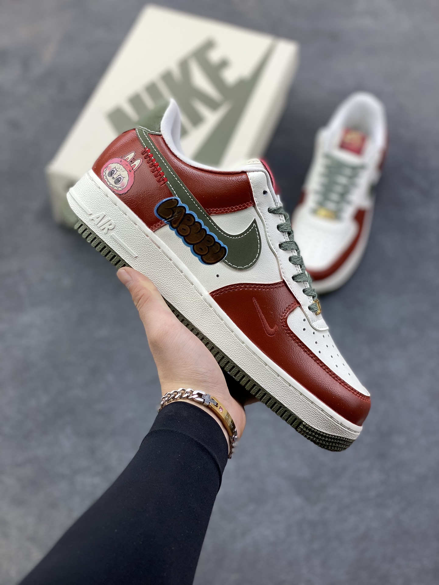 【定制球鞋】纯手工绘画Nike Air Force 1 空军一号 手绘 涂鸦 拉布布 潮流 耐磨 低帮 板鞋 男女同款 白黑色折边针车 工艺难度大 原楦头原纸板 原装鞋盒 定制五金配件 内置全掌气垫 原厂鞋底 货号：FV5979-130 尺码：36 36.5 37.5 38 38.5 39 40 40.5 41 42 42.5 43 44 44.5 45-选品中心