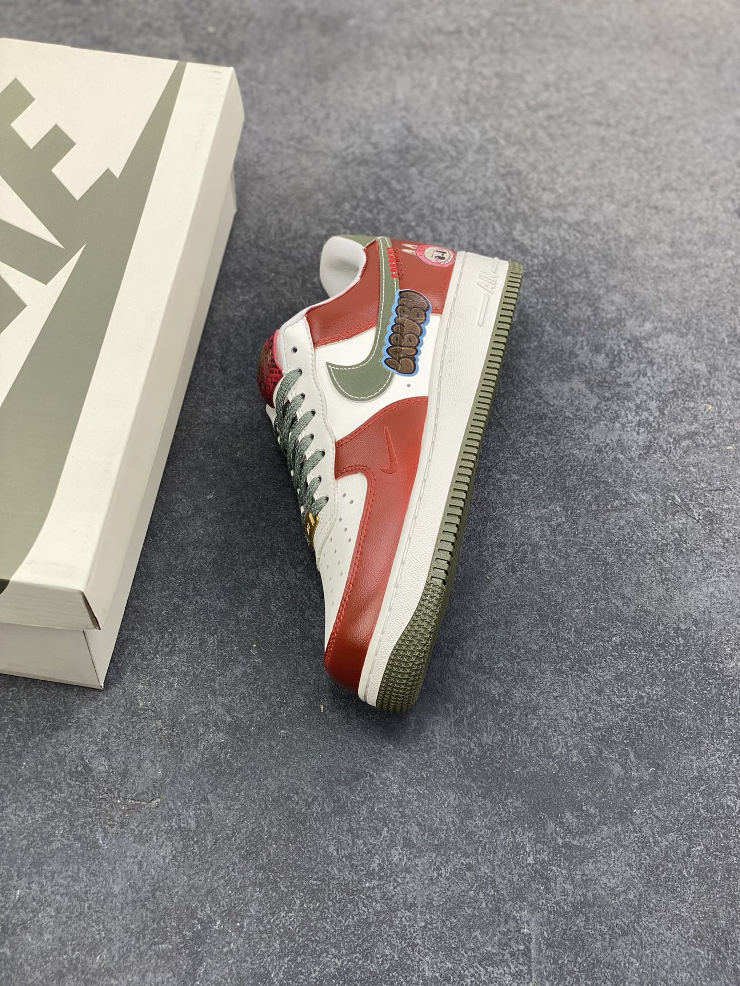 图片[7]-【定制球鞋】纯手工绘画Nike Air Force 1 空军一号 手绘 涂鸦 拉布布 潮流 耐磨 低帮 板鞋 男女同款 白黑色折边针车 工艺难度大 原楦头原纸板 原装鞋盒 定制五金配件 内置全掌气垫 原厂鞋底 货号：FV5979-130 尺码：36 36.5 37.5 38 38.5 39 40 40.5 41 42 42.5 43 44 44.5 45-选品中心