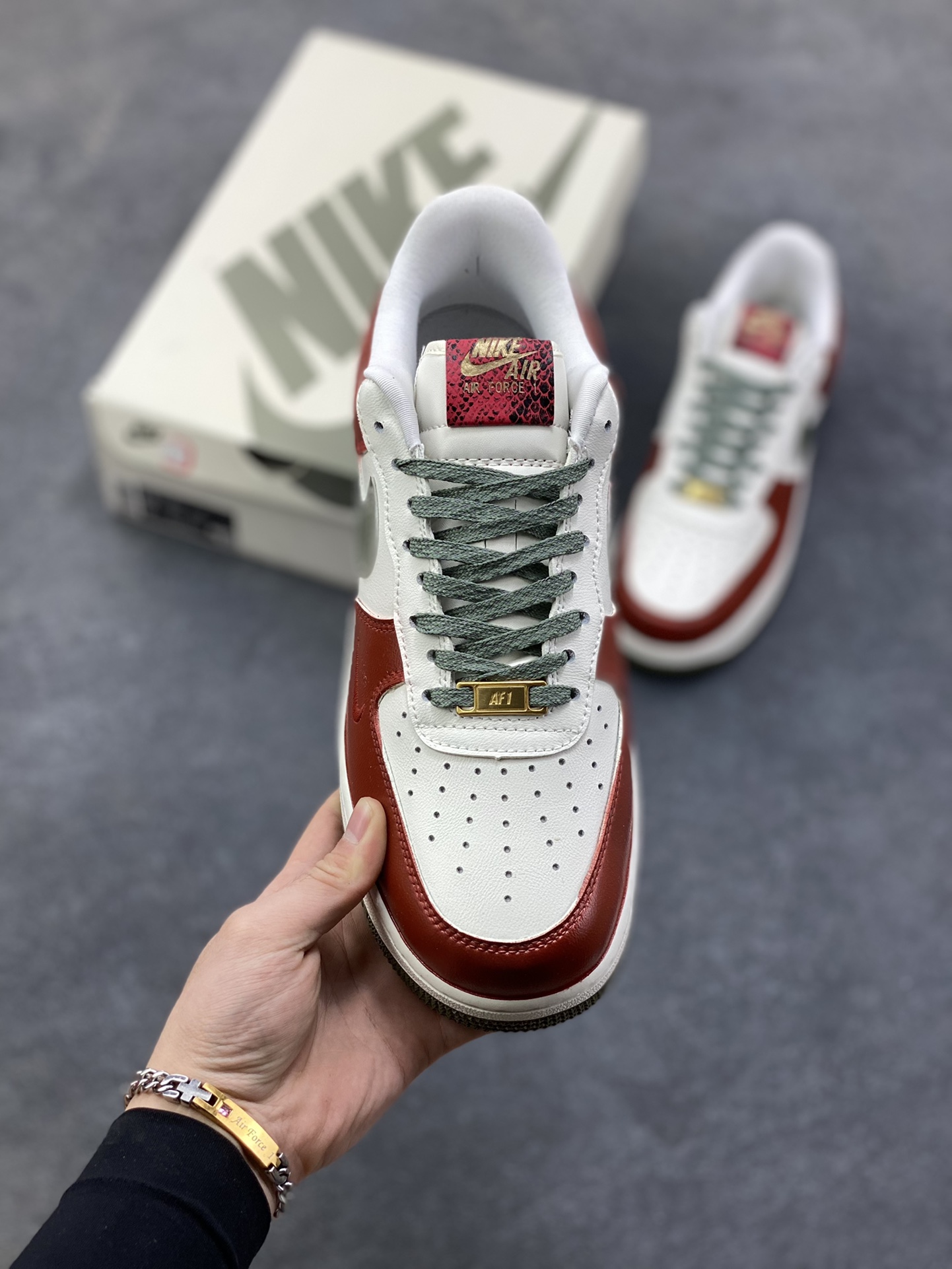 图片[2]-【定制球鞋】纯手工绘画Nike Air Force 1 空军一号 手绘 涂鸦 拉布布 潮流 耐磨 低帮 板鞋 男女同款 白黑色折边针车 工艺难度大 原楦头原纸板 原装鞋盒 定制五金配件 内置全掌气垫 原厂鞋底 货号：FV5979-130 尺码：36 36.5 37.5 38 38.5 39 40 40.5 41 42 42.5 43 44 44.5 45-选品中心