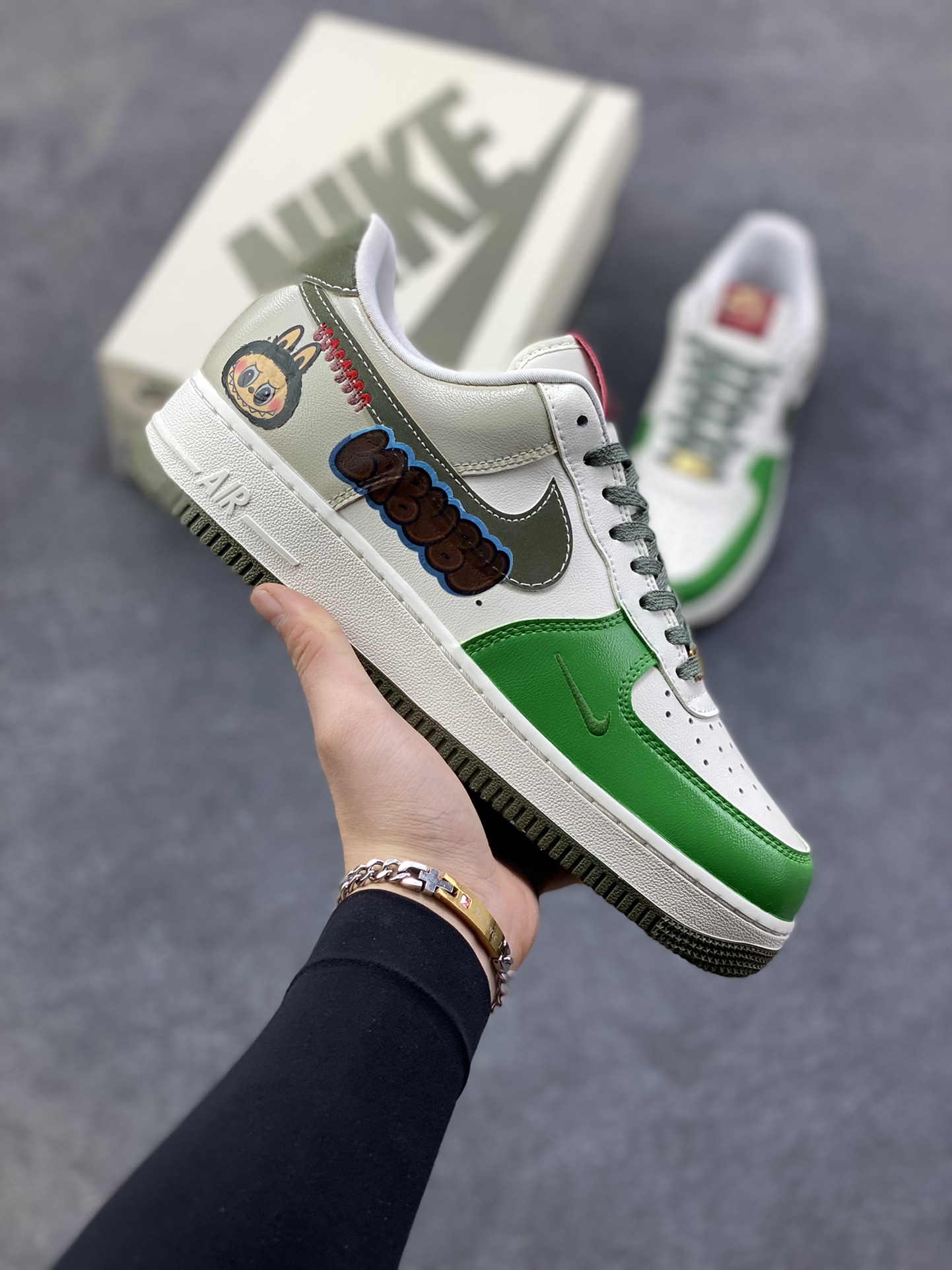 【定制球鞋】纯手工绘画Nike Air Force 1 空军一号 手绘 涂鸦 拉布布 潮流 耐磨 低帮 板鞋 男女同款 白黑色折边针车 工艺难度大 原楦头原纸板 原装鞋盒 定制五金配件 内置全掌气垫 原厂鞋底 货号：FV5979-130 尺码：36 36.5 37.5 38 38.5 39 40 40.5 41 42 42.5 43 44 44.5 45-选品中心
