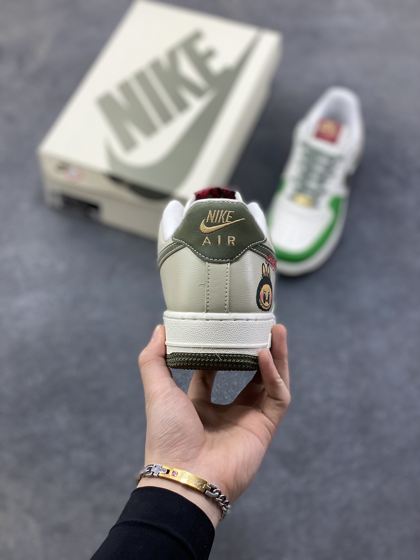 图片[4]-【定制球鞋】纯手工绘画Nike Air Force 1 空军一号 手绘 涂鸦 拉布布 潮流 耐磨 低帮 板鞋 男女同款 白黑色折边针车 工艺难度大 原楦头原纸板 原装鞋盒 定制五金配件 内置全掌气垫 原厂鞋底 货号：FV5979-130 尺码：36 36.5 37.5 38 38.5 39 40 40.5 41 42 42.5 43 44 44.5 45-选品中心