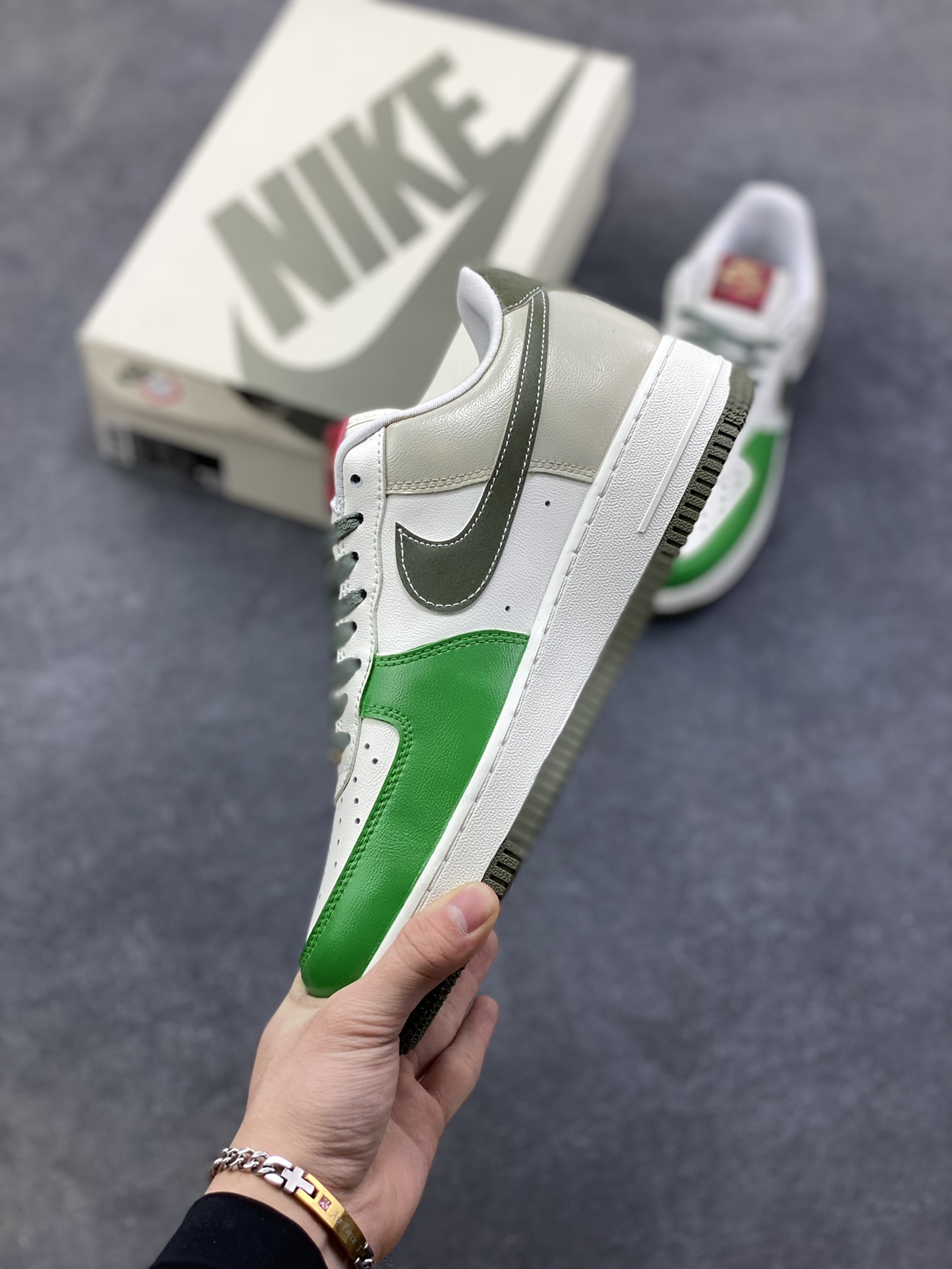 图片[3]-【定制球鞋】纯手工绘画Nike Air Force 1 空军一号 手绘 涂鸦 拉布布 潮流 耐磨 低帮 板鞋 男女同款 白黑色折边针车 工艺难度大 原楦头原纸板 原装鞋盒 定制五金配件 内置全掌气垫 原厂鞋底 货号：FV5979-130 尺码：36 36.5 37.5 38 38.5 39 40 40.5 41 42 42.5 43 44 44.5 45-选品中心